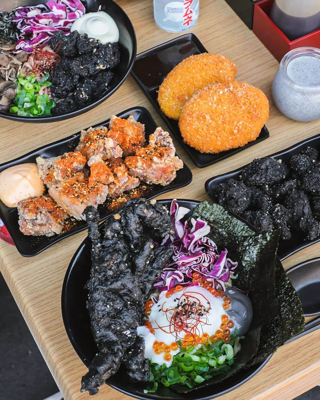 Erinaさんのインスタグラム写真 - (ErinaInstagram)「Feast your eyes on their spooktacular Halloween editions at @iikomazesoba 🎃👻  🍜 Red Beetroot Mazesoba 🦀Black Soft Shell Crab Mazesoba 🍄Black Mushroom Karaage 🎃 Pumpkin  Croquettes ⚫️ Black  Sesame Pudding」10月25日 16時05分 - eliseaki