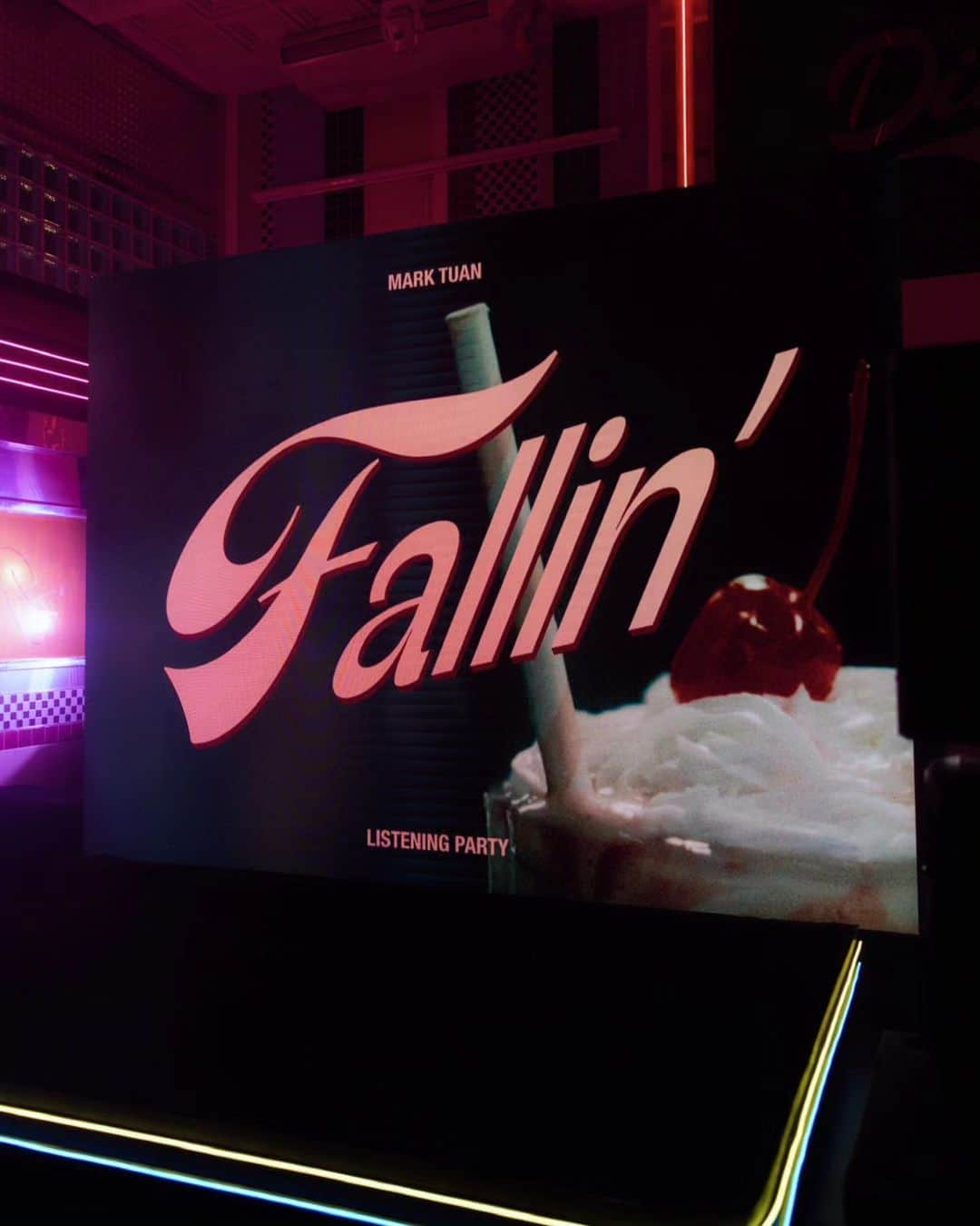 Mark さんのインスタグラム写真 - (Mark Instagram)「Fallin' Listening Party 🏁🍒🥤💥🎙」10月25日 16時10分 - marktuan