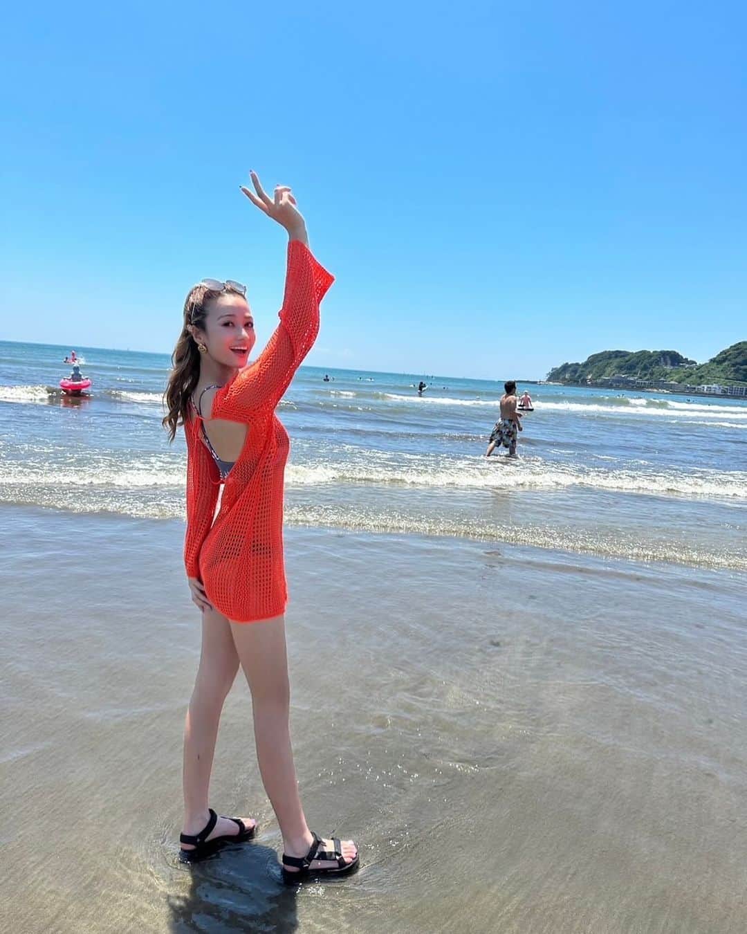 横川ミナのインスタグラム：「気がついたら10月も終わりそうになっていた。 今更だけど今年の夏も楽しかった👙 海の家沢山の出会いをありがとうございました🥰🏖 . . #海の家 @lickey_brown」