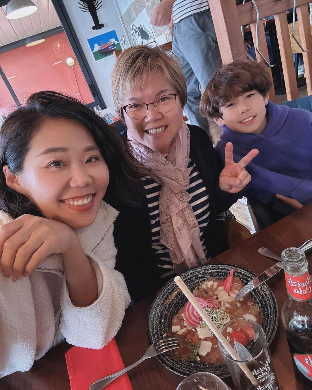 のインスタグラム：「💙💙💙 昨天中午來跟我的「老師」粉圓姐見面✌🏻  我們認識十幾年，從亞歷還在我的肚子裡面開始的。 這段緣分說起來很奇妙，當時我剛來法國，一句法文都不會😁 所以我在網路尋找，台灣人怎麼學法文的資訊。 有的人是開始身家調查背景調查的 也有像粉圓姐這樣，單純熱心想幫忙的好人🧡  她會講中文、客語、台語、英文、法文、日文和韓文👏🏻 出過兩本跟料理相關的書 每天把自己的生活安排很充實👍🏻  當時我懷孕中，沒工作，她每天下班還抽空30分鐘1小時。 當時我們使用skype 視訊教我法文發音，我真的很感謝她🙏🏻 （對，當年還沒有智慧型手機） 她幾乎是我的法文啟蒙老師了👩🏽‍🏫 現在亞歷已經12歲，我們還是保持著好默契。 雖然不是常常講電話聊天，但是都有一直默默關心對方。 不給彼此造成壓力的關係，就是很舒服~很自在💛 妳會知道，這個人不管怎麼樣都會一直支持你！  久違見到面真的太開心🤩」