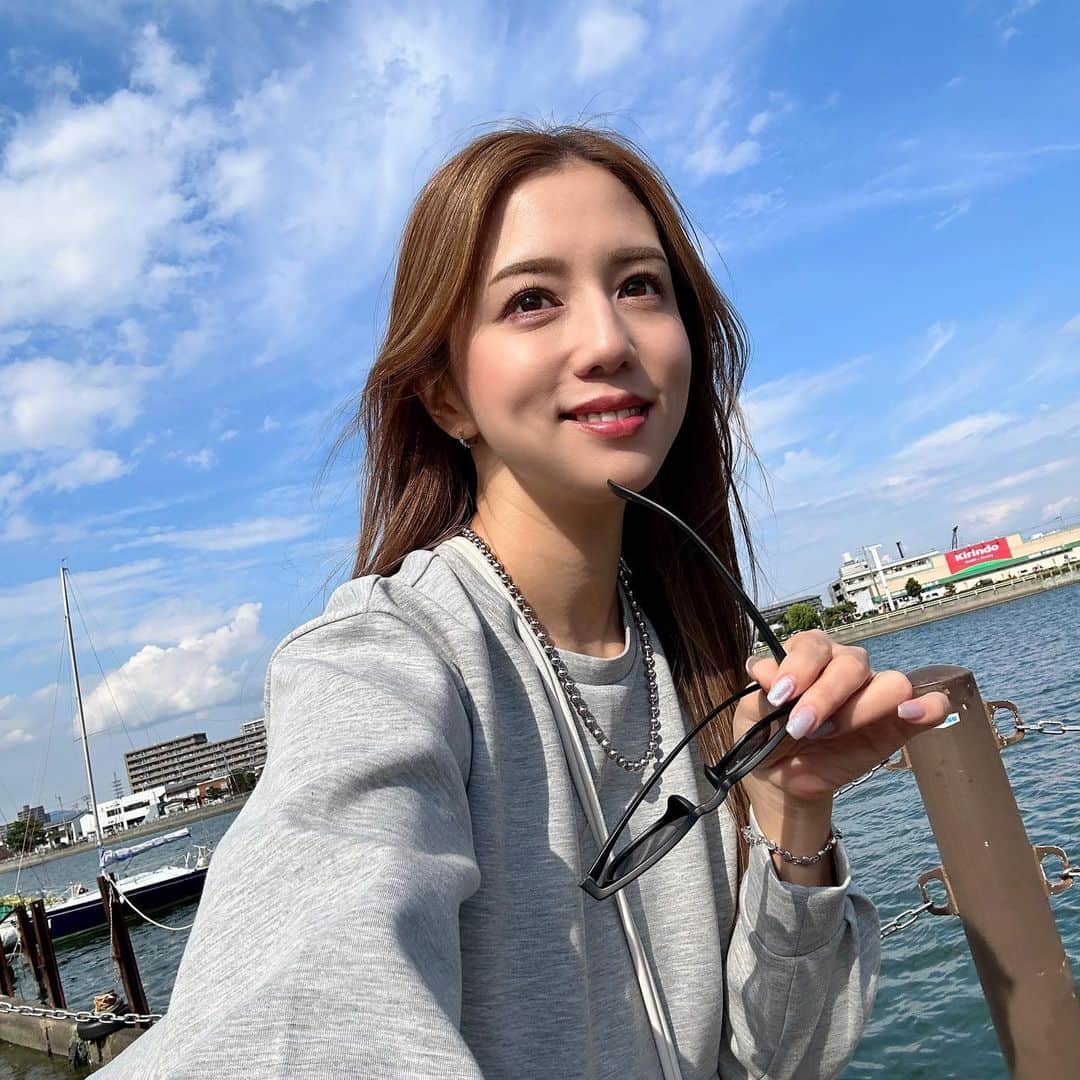 丸高愛実のインスタグラム：「いい天気☀️🩵  #丸高私服」