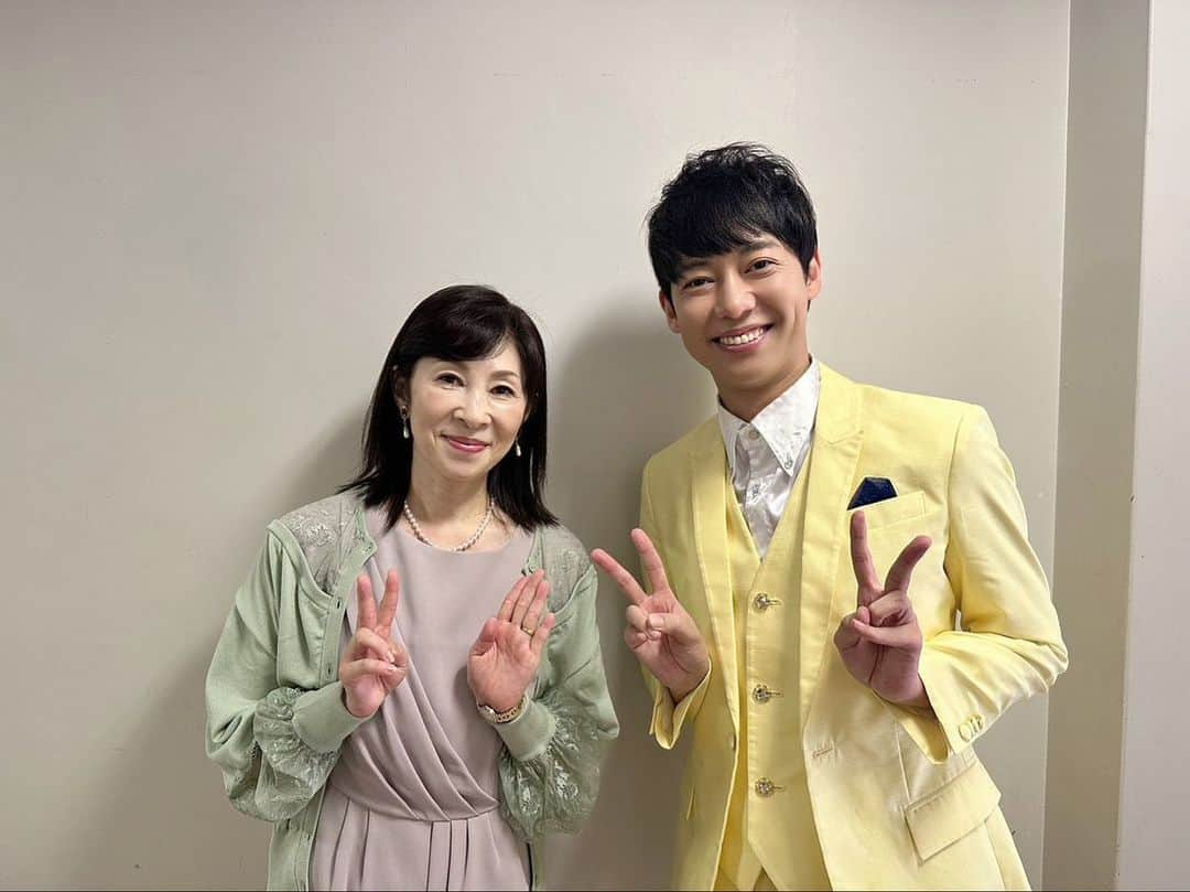 松阪ゆうきさんのインスタグラム写真 - (松阪ゆうきInstagram)「明後日放送📺  10/27(金) 18:30〜 NHK総合テレビ📺(三重県) 『まるっと！みえ』  に出演です！  キャスターの 太田磨理さんに 先日の亀山での真田くんとのコンサート🎵の模様を 取材していただきました。  久しぶりに 恩師にもお会い出来ましたよ！！  まだわたくしが 小学校4年生の可愛かった頃😆の担任の先生。  音大卒の先生で 高校生になってから　 音大を受験する事を決めてからも、 色々と力を貸して下さいました。 本当に色々お世話になった先生🎹  恩師というか、 俺にとっては人生の『恩人』と言ってもいいです。  全然変わらない先生に 久しぶりにお会いして....  詳しくは ぜひ番組をご覧下さい♪  全国の皆さんも 放送後NHK➕やHPでもご覧いただけるようですのでぜひ❤️  #松阪ゆうき  #nhk総合  #nhk津放送局  #まるっとみえ  #太田磨理 さん #筒井聖子 先生  #真田ナオキ さん #亀山  #コンサート  #感謝  #三重  #鈴鹿市  #鈴鹿市出身」10月25日 16時18分 - matsuzaka_yuuki