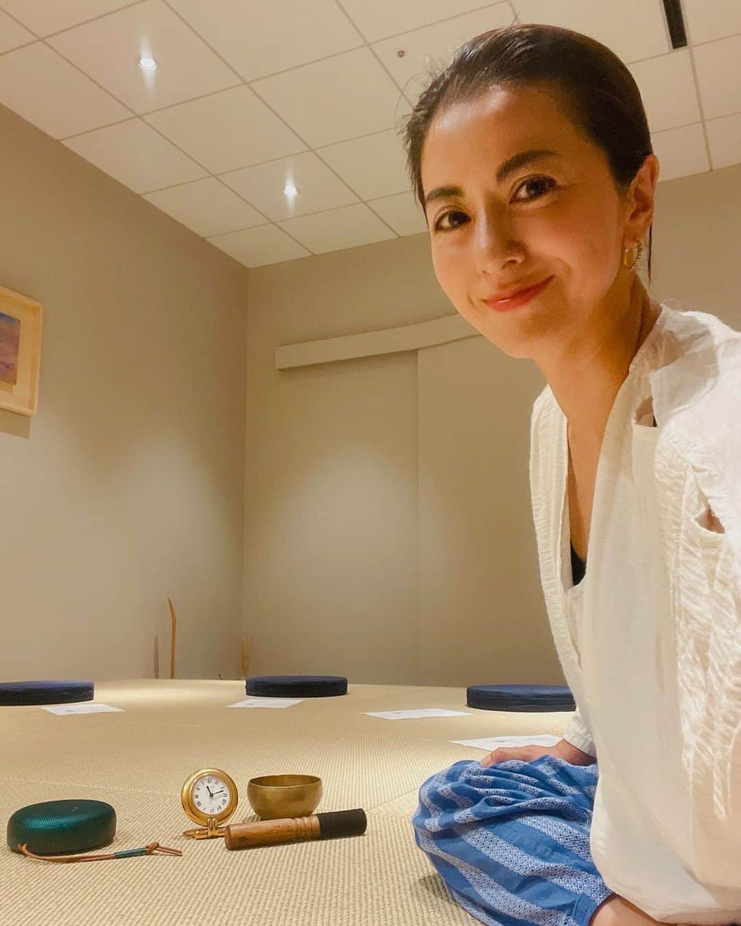桑原りさのインスタグラム：「毎週行っているマインドフルネスの企業研修🧘感情のコントロールができるようになっていく姿を見られる喜びたるや😌 #mindfulness  #yoga #breathwork  #meditation」