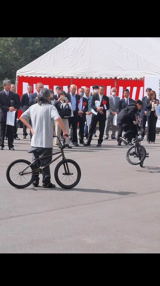 宇野陽介のインスタグラム：「播磨中央公園 に国内有数のｻｲｸﾙｺｰｽ ｸﾞﾗﾝﾄﾞｵｰﾌﾟﾝ致しました。オープニング式典で、自転車の街、兵庫県加東市でBMXをPR!! 播磨中央公園に企画されてるBMXパーク建設の為のPRと、C3 JAM KATOのPR。 BMX FREESTYLEについてご説明させていただきました🙏  EDIT BY @sk131043  MUSIC BY YORK UNO  RIDER  York Uno @manene426   2023年10月9日　 全国トップクラスとされる全長７・２キロの常設サイクリングコースが、県立播磨中央公園に完成。 初心者から競技者まで幅広く利用でき、全国規模の自転車レースにも使える。 　サイクリングを軸に公園の魅力を高めようと、県が２０２１年度から整備を進めてきた。これまで歩行者用だった公園北東部の園路を転用した長さ４・２キロのコースと、その西側の自転車向け施設「ふじいでんこうさいくるらんど」の周遊コース（３キロ）を接続できるように整備。 東側には３・５キロを並走する遊歩道も設置し、歩道と車道を分けて安全性を高める「歩車分離」ができるようにした。 利用者は、持参した自転車やレンタル自転車を乗り入れて走ることができる。 東西のコースは普段は安全のため分離するが、大会などのイベント時に合わせて接続するほか、月に数回は一般利用者にも全長コースを開放できるよう検討を進めている。  #aresbikes #兵庫県 #加東市 #c3jam #c3jamkato #flatland #サイクリング #bmx #ロードバイク #播磨中央公園 #自転車 #サイクリング #harimabase  #lumix #cycling」