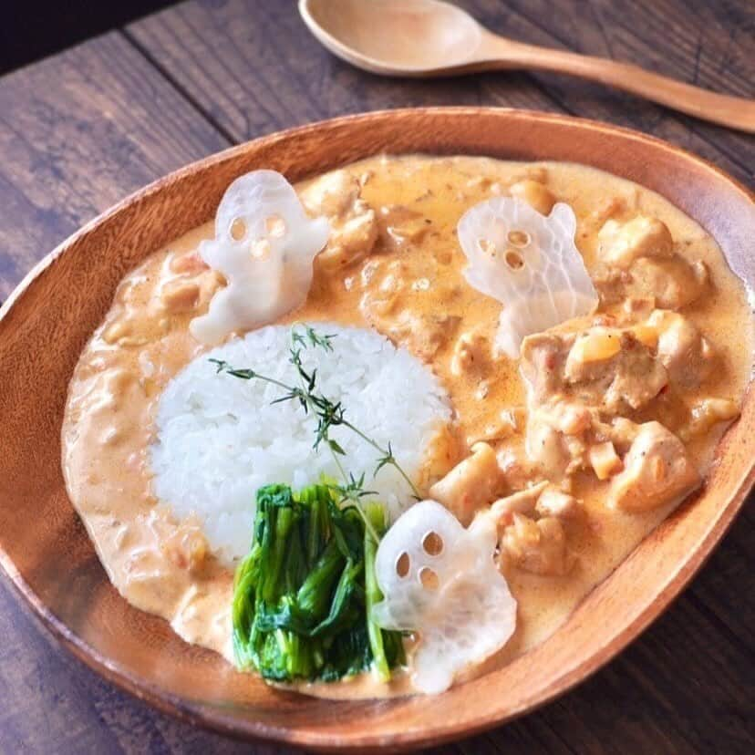 オイシックスさんのインスタグラム写真 - (オイシックスInstagram)「\#何食べ コラボKit発売中！ /  きのう何食べた？に登場する人気メニューを Kit Oisixで再現した、コラボKitが12週連続で発売中！ 今週販売中のKitは・・・ コラボ第2弾🍛 バターチキンカレー 🍛  そんな絶賛発売中のコラボ商品を一足早く、 Kit Oisix公式プレミアムモニターさんにお楽しみいただきました！ 今回は、Kit Oisix公式プレミアムモニターさんのお声をご紹介します👀  @tomoka__0204さん ⁡.⁡ ⁡.⁡ ⁡.⁡ おひるごはんはバターチキンカレー😎❤️❤️ ・ ・ ・ @oisix のキットでちゃちゃっと❤️ ・ 忙しい時にこれあるとほんと便利なのよね👍 ・ ・ ［Kit Oisix］ 2人前 バターチキンカレー ・ ・ 「きのう何食べた？× Oisix」 ・ 大人気ドラマ「きのう何食べた？」に 登場する人気メニューを ミールキットのKit Oisixで再現された コラボ商品🍽️✨ ・ ・ ・ 鶏肉をヨーグルトと カレースパイスで漬け込んだ本格的なカレー。 ・ ・ 仕上げのクリームで コク深いバターチキンカレーの完成です😋 ・ ・ トマトベースのカレーで旨味たっぷり！！ カラダも心も元気になれちゃう〜 とっても美味しかったです🫶🫶 ・ ・ 私はアレンジで大根で作ったおばけを添えて ハロウィンぽく仕上げてみました😎❤️ . . .  このコラボ商品をきっかけに ぜひ、ドラマもご覧ください！  === #きのう何食べた？ season2 テレビ東京系　ドラマ24 毎週金曜深夜24時12分から === #oisix #オイシックス #oisixのある生活 #kitoisix #コラボkit #ミールキット #おうちごはん #ていねいな暮らし #簡単レシピ #時短料理 #何食べ #テレビ東京」10月25日 18時00分 - oisix