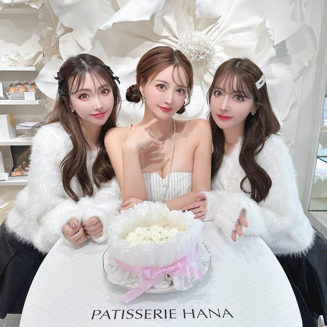吉川ちえのインスタグラム：「【☁🫧🤍☁🫧🤍】 . 蘭子ちゃんの誕生日お祝い🎂を 銀座のPATISSERIE HANAで🐰‎🤍 （ @patisserie_hana2023 ） 店内真っ白のお花があって お花のケーキ可愛かった😍🩷 . #PATISSERIEHANA #誕生日 #Happybirthday」