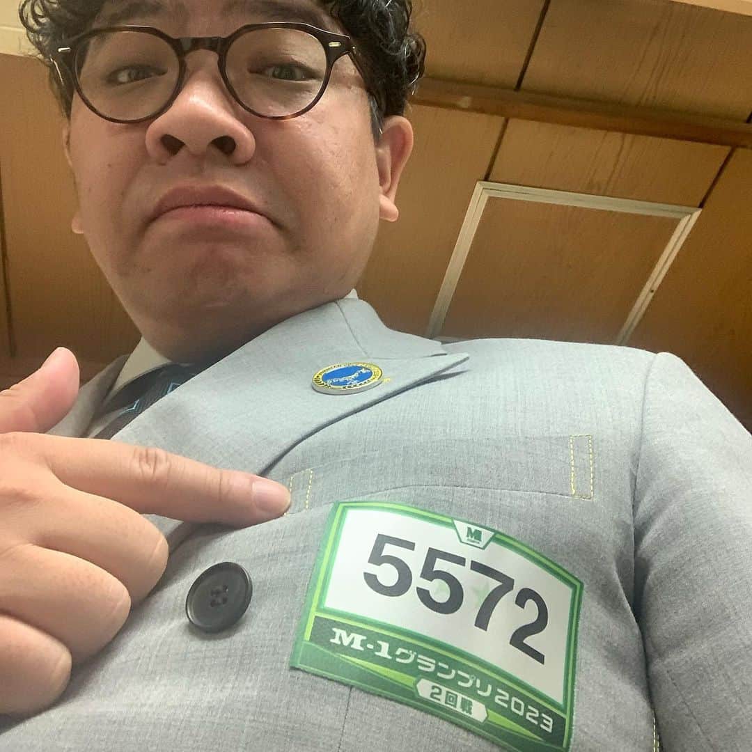 昴生のインスタグラム：「M-1！！ #始まりました！ #M-1グランプリ！ #今年も性懲りも無く #出場しております！ #2回戦でございました！ #マネージャー曰く #エントリーナンバー #ゴーゴー夏 #で覚えてほしいらしいです！ #ゴーゴー優勝狙います！ #終わって #マネージャーと亜生と #浅草寺に行って #クリームソーダを飲んでます！ #今から仕事なので #少しだけ浅草堪能してます！ #では #ゴーゴー仕事 #行ってきます！」