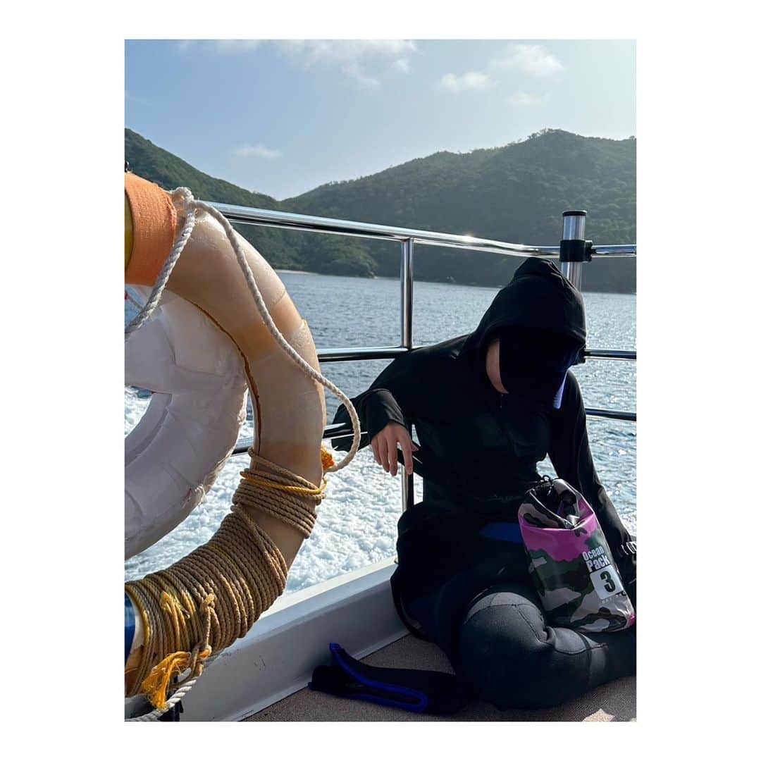 森田真以さんのインスタグラム写真 - (森田真以Instagram)「👯‍♀️👯‍♀️ 9月の女子旅🫶🏻 潜って、沢山食べて、幸せでした♪ ボートの上で寝てるの激写されてた😪笑  日焼け対策頑張ったつもりだったけど 今年はいつになく焼けてしまいました…🤦🏽‍♀️ 冬はお肌のケア頑張るっっ😭  アグー豚のしゃぶしゃぶ最高でした🐖❤️‍🔥  #dive #diving #sea #ocean #okinawa #padi #gopro #bikini #underthesea #model #august #ダイビング #スキューバダイビング #ダイビング女子 #ダイビング好きな人と繋がりたい #海が好きな人と繋がりたい #沖縄 #沖縄旅行 #珊瑚 #海 #ビキニ #沖縄ダイビング  #アグー豚 #沖縄グルメ #沖縄料理 #しゃぶしゃぶ #女子旅 #屋台村 #海鮮 #ステーキ」10月25日 16時28分 - morita_mai