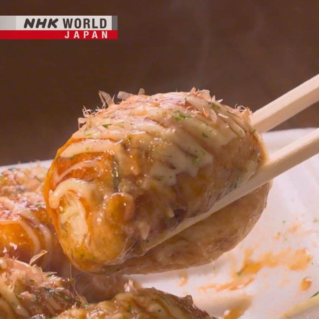 NHK「WORLD-JAPAN」のインスタグラム：「Takoyaki! 😋 There’s more to these yummy balls of batter than you might think! 😯  The popular Osakan snack can be made with many different ingredients and sauces, but it all starts with the cooking. And it seems hand-beaten copper grills are the go. 🙂 . 👉Dig in to the delicious and unknown world of takoyaki｜Watch｜KANSAI DEEPER: Osaka Takoyaki｜Free On Demand｜NHK WORLD-JAPAN website.👀 . 👉Tap in Stories/Highlights to get there.👆 . 👉Follow the link in our bio for more on the latest from Japan. . 👉If we’re on your Favorites list you won’t miss a post. . . #takoyaki #osakafood #たこ焼き #streetfood #takoyakimaker #takoyakisauce #japaneseartisan #copper #copperwork #japanesesoulfood #japanesefoodlovers #deliciousfood #japanesefood #osakasoulfood #japanesecomfortfood #osaka #kansai #discoverjapan #nhkworldjapan #japan」