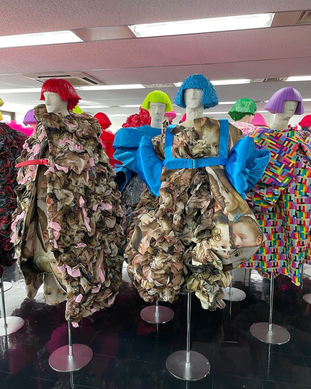 北原徹さんのインスタグラム写真 - (北原徹Instagram)「#今日の展示会 #commedesgacons 色を集めて一枚の服をつくると感じました。ショーの最後にモデルがぎゅっと集まったのはこの色を集めるのをショーでもモデルにさせたかったのでは？　と思いました。惚れ惚れ❣️ @commedesgarcons」10月25日 16時47分 - torukitahara