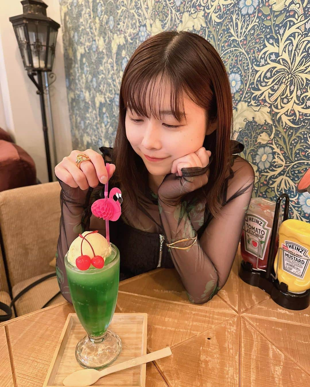 有村藍里のインスタグラム：「🍒 大好きなメロンクリームソーダ。 テーブルに肘ついてごめんなさい( .. )」