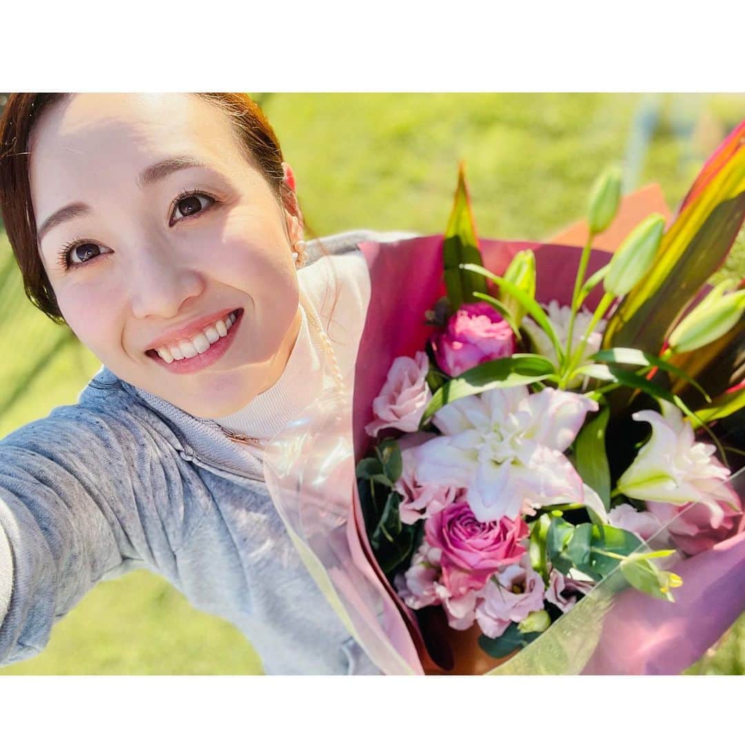 楓ゆきさんのインスタグラム写真 - (楓ゆきInstagram)「⁡ ⁡ 　先日、とある懇親会で講演する機会を頂き 　　　　　　　素敵な花束をいただきました☺️ ⁡ ⁡ 　嬉しいぃ。 ⁡ 　きれいだー。 ⁡ 　 　ありがとうございます☺️ ⁡ ⁡ ⁡ #花束#講演会#懇親会 #笑顔いっぱい#感謝 ⁡ ༶༶༶༶༶༶༶༶༶༶༶༶༶༶༶༶༶༶༶༶༶༶༶༶༶༶༶༶༶༶༶༶𖤐𖤐𖤐𖤐𖤐 ✨「Love＆Dream　 　　タカラジェンヌOGセレクト　第１幕」✨ ⁡ ♡11/1〜11/7  POPUP開催♡ ✵阪急うめだ本店１０階『うめだスーク』にて ✵10:00〜20:00(最終日は午後４時まで) ✵宝塚OGが素敵な各ブランド商品を取り揃えてお客様をお迎えいたします☺️ ⁡ ♦︎POPUP期間中のイベント♦︎ 「Amour95 　～元タカラジェンヌ娘役たちのお茶会 ✵95期生元娘役3人が集まりお話します♡ ✵阪急うめだ本店１３階 「トラットリア　アル・ポンピエーレ」 ✵11/2(木) 15:30〜17:00 ✵お茶会用予約ページ⏬ https://hhinfo.jp/entry/honten/event/detail/Amour95   予約受付中❣️」10月25日 16時39分 - yuki_kaede.tan