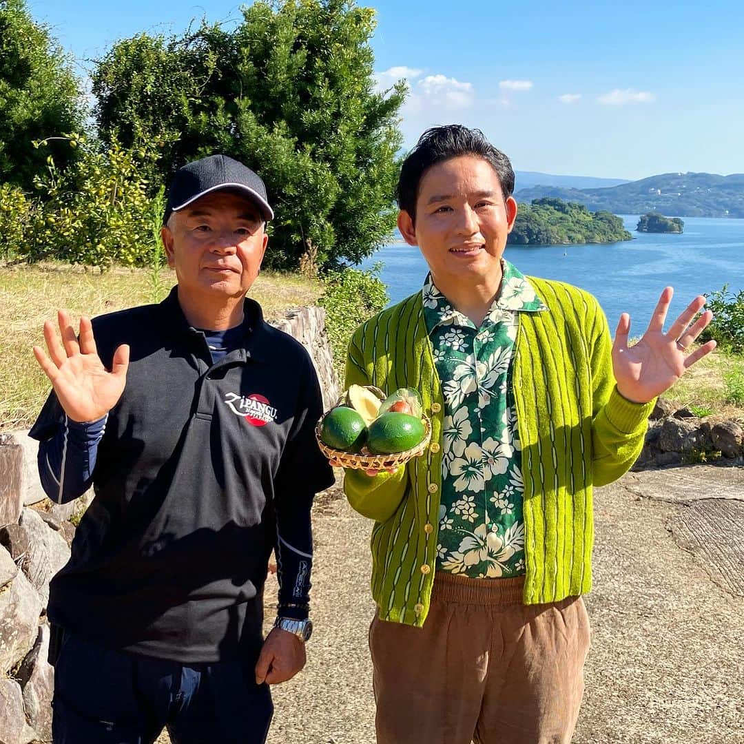 羽地政義さんのインスタグラム写真 - (羽地政義Instagram)「アサデス。7中継！ 本日は諫早市伊木力地区から 希少な国産ブランドアボカド 「ZiPANGU(ジパング)」についてお伝えしました🥑 アボカドの99%は外国産の輸入物。 国産はわずか1%と貴重なアボカドが 諫早で！伊木力で！露地栽培で育てられている🤩 国産だからこそ完熟した際に収穫できるため、 濃厚でクリーミーな味わいが実現しました🙌🙌 アレンジも楽しいアボカド🥑 コンフィ、プリン、スムージーも絶品でした🥑🥑 11月3日(金)、4日(土)は大丸福岡天神店の広場で 販売会を開催するとのことです🤤  #アボカド#諫早アボカド#長崎諫早鰐梨#ジパング#ZiPANGU#アサデス#アサナナ#アサ7」10月25日 16時39分 - hanejimasayoshi