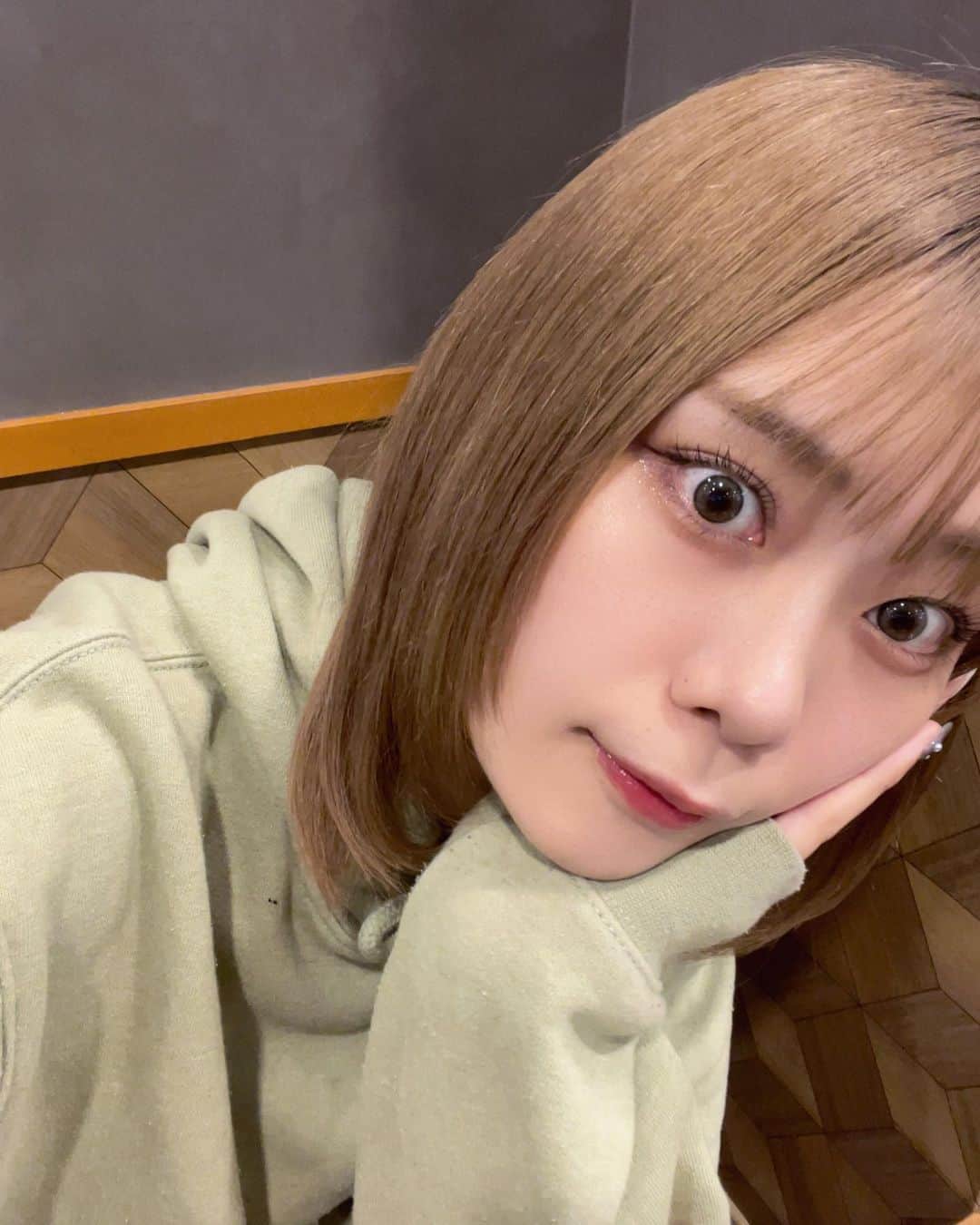 上下碧のインスタグラム：「今日の上下のカラコン🦥  i-DOL(アイドルレンズ) 【カンナロゼ デイリー】CANNA ROZE DAILY Nude Brown  SNSで橋本環奈ちゃんになれると話題になったアイドルレンズ カンナロゼのワンデーが発売と聞いて！ くすみカラーで彩度低めなのが今時っぽいなーと思い選んだのですが…付けたらほんとに可愛い🫶🏻ふちもほどよくて、まさに最強ちゅるんカラコン👀  #queenslens  #クイーンズレンズ #カラコン  #韓国カラコン #アイドルレンズ #カンナロゼ #pr」