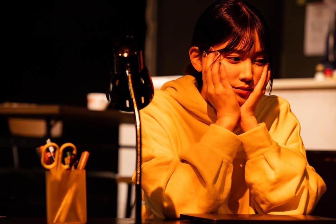 松田るかのインスタグラム：「舞台『トータルペイン』 折り返しまして、今日含め残り7公演となりました！ どう死んでいくかをテーマにしたファンタジー(？)、今日まで中止になる事なく無事にお届けできている事に感謝です🌷  日々いろんな方から感想が来ていて、とても嬉しい限りです☺️ 10/29まで赤坂レッドシアターにてお待ちしておりますね、当日券もございますのでご興味持って頂けましたら是非いらして下さい！  ＜出演者＞ 松本紀保 小西成弥 松田るか 佐瀬弘幸  田野聖子  ＜公演スケジュール＞ 10月 19日（木）　　　19:00 20日（金）　　　19:00 21日（土）13:00/18:00 22日（日）13:00/18:00 23日（月）休演日 24日（火）　　　19:00 25日（水）　　　19:00 26日（木）14:00/19:00 27日（金）14:00 28日（土）13:00/18:00 29日（日）13:00  ＜スタッフ＞ 作・演出:谷碧仁 舞台監督: 渡邊歩・藤本貴行 美術:向井登子 照明：若原靖 音響：田上篤志（atSound） 音楽：三善雅己 衣装：小泉美都 ヘアメイク：美ヶ原美々 宣伝美術：圓岡淳 制作：MIMOZA」