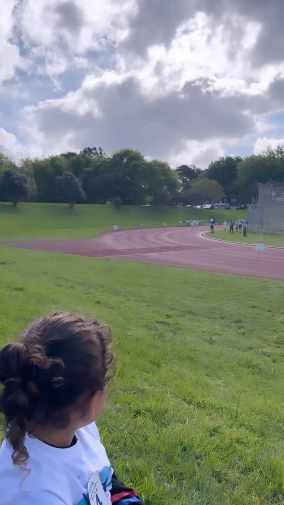 バレリー・アダムスのインスタグラム：「Tava was the best hype boy for his sister.🥹🫶 Tonight Kimoana participated in the athletics while son played in the trees, ate his snacks and supported from the embankment 🌈🤞🏾  Good job Kimoana 💫🩵   #mumlife #trackmum #athletics #myworld ##ourteam #trackandfield #family #love」