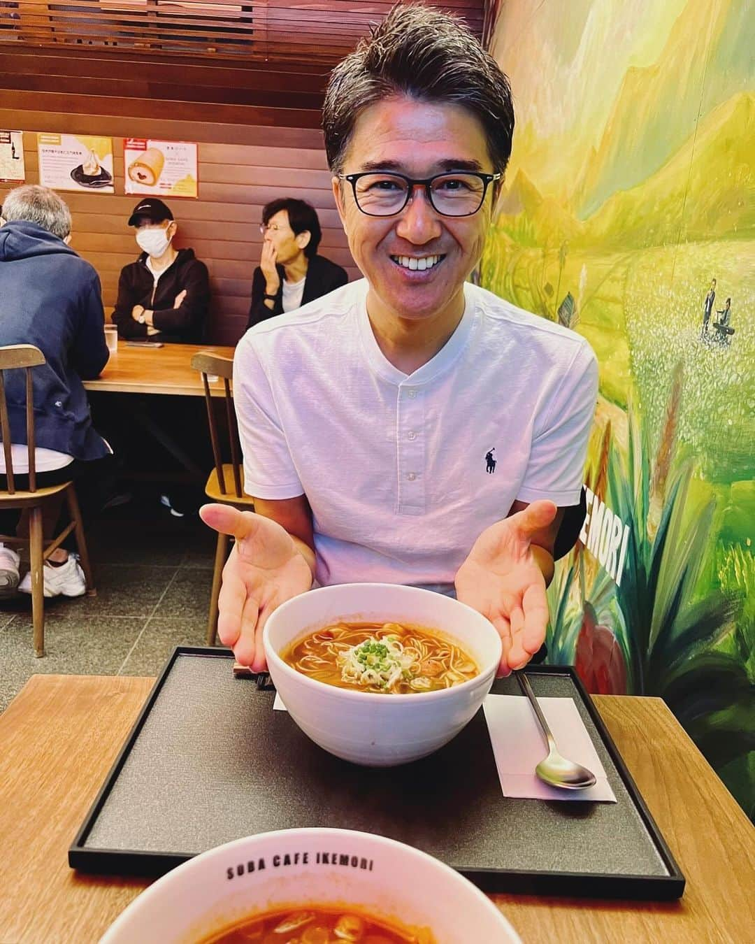 池森秀一のインスタグラム：「今日のランチはsoba cafe ikemoriの秋の新作、スープナポリタンそばとゴルゴンサルシッチャそばを頂きました。これはヤバいです！美味すぎて金メダル🥇あげたいです^_^アレンジそばから幸せを頂きました✨  #DEEN #池森秀一 #musicproducer #DEEN蕎麦森 #池森そば #そば #蕎麦 #蕎麦ランチ #DEEN池森秀一の365日そば三昧 #蕎麦の世界 #毎日お蕎麦 #sobacafeikemori #秋の新作」