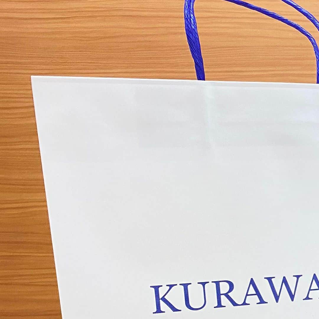 KURAWANKA Officialのインスタグラム：「🌿KURAWANKA ORIGINAL SHOPPER 🌿  いつもKURAWANKAをご愛顧頂きましてありがとうございます。  ついに、KURAWANKAのオリジナルショッパーを作りました！！  やっと、、です！！  今までも作るタイミングはあったのですが、数をすごく作らないといけなかったのとデザインなどこねくりまわし考えすぎてしまって作れずにいました。  結局、ものすごくシンプルなショッパーにしましたw！！  納品日が決まってからとても楽しみにしていて、KURAWANKAでお買い物してくださった方を街で見れるなんて😭❤️  見かけるたびにお礼を言います！（心の中で）  有料にはなりますが今までと変わらず 10円でご利用いただけますので、是非ご利用くださいませ。  ※サイズによっては無地のショッパーになる場合がございます。  #KURAWANKA」