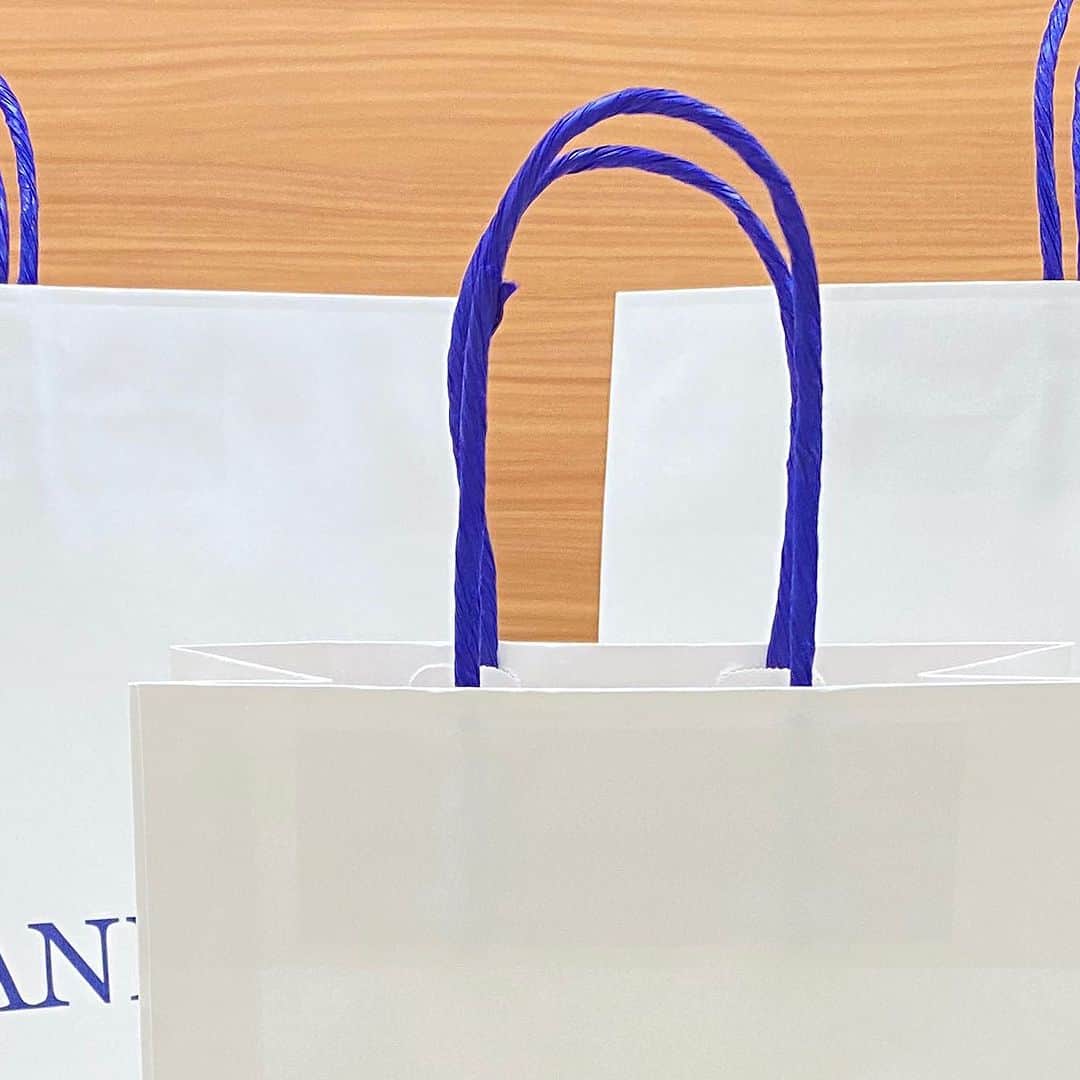KURAWANKA Officialのインスタグラム：「🌿KURAWANKA ORIGINAL SHOPPER 🌿  いつもKURAWANKAをご愛顧頂きましてありがとうございます。  ついに、KURAWANKAのオリジナルショッパーを作りました！！  やっと、、です！！  今までも作るタイミングはあったのですが、数をすごく作らないといけなかったのとデザインなどこねくりまわし考えすぎてしまって作れずにいました。  結局、ものすごくシンプルなショッパーにしましたw！！  納品日が決まってからとても楽しみにしていて、KURAWANKAでお買い物してくださった方を街で見れるなんて😭❤️  見かけるたびにお礼を言います！（心の中で）  有料にはなりますが今までと変わらず 10円でご利用いただけますので、是非ご利用くださいませ。  ※サイズによっては無地のショッパーになる場合がございます。  #KURAWANKA」