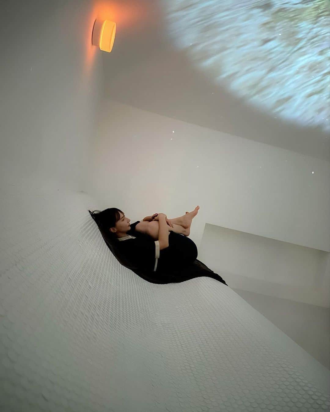 渕上彩夏のインスタグラム：「𓂃 𓂃 ミフネテラスのプラネタリウム岩盤浴でリラックス。  ストーリーズにのせたら 投稿してほしいというメッセージがいくつかあったので☺️  今日のお仕事おわった〜！ お疲れ様でした✨  #ミフネテラス #岩盤浴 #プラネタリウム」