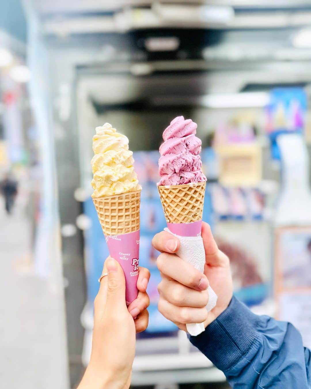 AMIのインスタグラム：「❁.*･ﾟ  どこに行ってもアイスを探すぐらい大好物🍦  このアイスを探す時間が、飛行機に乗り遅れそうになった件は最終日の旅の思い出になった😂  2時間前に到着できず、50分前に到着してチェックインしたらパスポートのスキャンエラー⚠️ まじでハッとする、帰るなってこと？笑 と思いきや、再度別申請して無事に通った。  通ったらその先がながーーーいながーーい道のり…😂😂😂  搭乗時間まで30分前なのに🤦🏼‍♀️ ̖́- 空港が広すぎて端から端まで、本当に滑走路を走った気分だったの今でもあのハラハラ感忘れない😂  でも、これも含めて全部が楽しい旅だった♥️ ということで記録に残す✍🏻  一人で海外に飛行機を乗るのは2度目、何かしら帰りにはハプニングがある事に気づいた💦 前はマレーシアで変な人に絡まれるし恐怖の記憶 今回はパスポートエラーでハッとする  国内は何事なく平和だけど、海外だけ問題あり状態(笑)  2度あるってことは3度あるよね😅 次はどんなハプニングだろ？気をつけないと😂       *☼*―――――*☼*―――――*☼*―――――*☼*――――― #旅行の思い出 #ハプニング #海外旅行好き #旅行好き女子 #タビジョ #アイス好き #甘党女子 #アイスクリーム大好き #韓国旅行🇰🇷 #icecreamlover🍦 #koreatrip #sweetmemories❤️ #thankyouallah #thankyou」