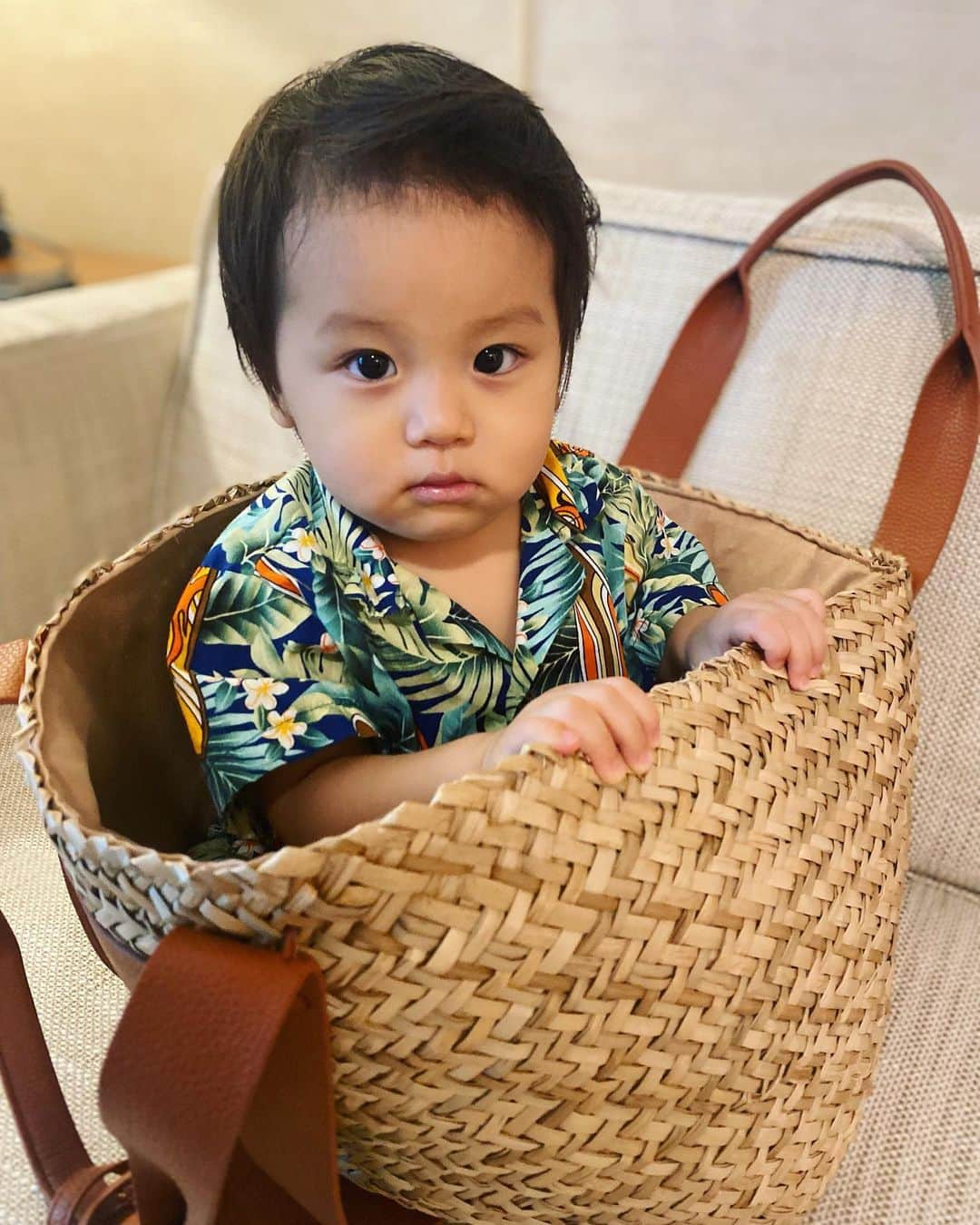 江辺香織のインスタグラム：「1歳児を連れての旅行✈️は、大変じゃない❓と聞かれる事も多いけど、持ち運びやすいという利点も。（笑）  #子連れ旅行 #旅 #1歳児 #男の子 #💕 #hawaii #waikiki」
