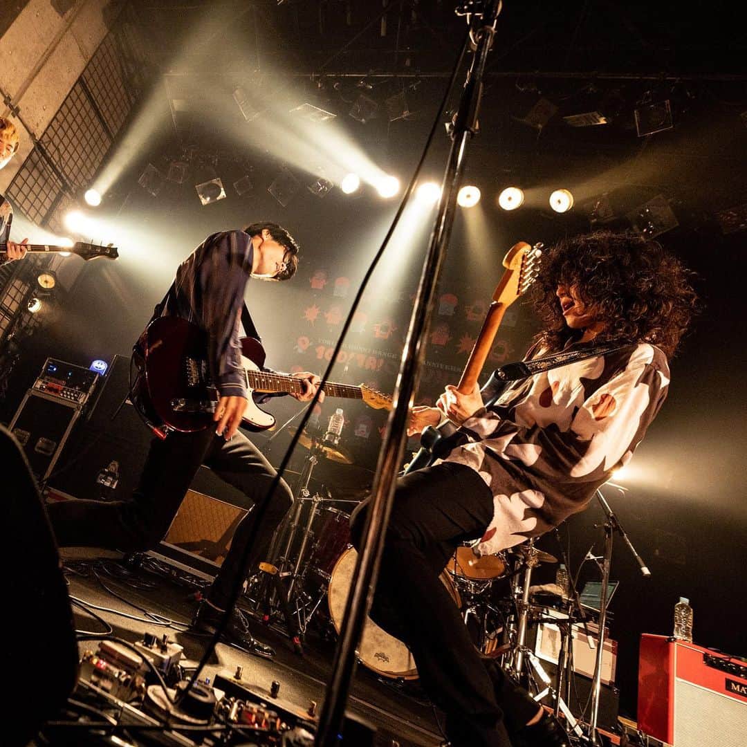 西田一紀さんのインスタグラム写真 - (西田一紀Instagram)「対マンはるけ。  今週末は仙台と盛岡へ行きますわな。  写真 @__glistenphobia   #対マン #全国行脚 #ギター #Guitar #Versus」10月25日 16時50分 - kazukeith0529