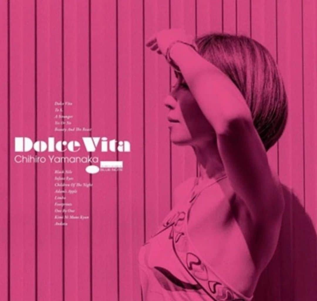 のインスタグラム：「本日10/25(水)Dolce Vita LPがリリースです✨限定枚数終了後は再プレスはありません✨この機会にぜひ✨レコードの柔らかな音質でDolce Vita お楽しみ下さい✨2枚組のお値段です✨各CDショップでもお買い求め頂けます✨ ぜひお聴きくださいませ❤️   11/3(祝)✨✨かわさきジャズ2023カルッツ川崎にてコンサート❤️16時開演です✨入場料4000円18歳以下2000円大変お得なお値段です✨関東で入れ替えなしのコンサートはしばらくありません✨ぜひこの機会を絶対お聴き逃しなくお願いします😍スペシャルなプログラムです✨詳しくはhttps://www.kawasakijazz.jp/program/detail2023/20231103.php  11/12(日) 倉敷アヴェニュウ超至近距離ライブです❤️Dolce Vita 畠山令🎸伊波大輔🥁開演19:30前売 ￥8000当日￥9000入れ替えなし✨お席数が限られてますのでお早めにご予約くださいませ✨ 皆様のご来場をお待ちしております✨ご予約は☎️086-424-8043 倉敷アヴェニュウsound.jp/avenue/main.htm  10/25(水)Dolce Vita LP発売❤️ 11/3(金・祝)カルッツ川崎 11/8(水)桐生大川美術館(満席) 11/12(日)倉敷アベニュー 12/9(土)富山新川文化ホール 12/16(土)水戸ガールトーク 12/23(土)名古屋緑区文化小劇場 12/24(日)桐生ビレッジ 12/26(火)東京Cotton Club  #山中千尋 #chihiroyamanaka  #jazz #jazzpiano #山中千尋トリオ #山中千尋jazzライブ」