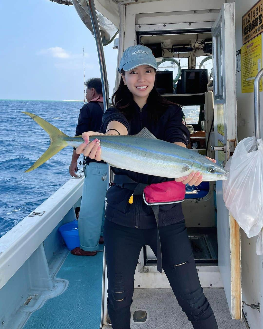 福井柑奈さんのインスタグラム写真 - (福井柑奈Instagram)「in 沖縄🌺 釣りしてきたよん🎣  オジサンという魚が美味しくて 大好きだから釣りに行ったんだけど グルクンがたくさん釣れたので 船長とグルクン泳がせ釣りしたら マグロが釣れました🐟 しかも30mくらいのところで😳 なのでもちろん竿も電動ではありません🥹💪  グルクンは釣れたてをすぐ船上で 船長に捌いてもらったよ🤤 美味しいいい！  マグロ大きい🐟！重たい！ 楽しかった😆🩷🩷  #釣り #那覇 #沖縄 #🐟 #🎣 #釣りガール #釣り女子  #刺身 #釣れたて #沖縄釣り #那覇北マリーナ #グルクン #グルクン釣り #マグロ #マグロ釣り #イソマグロ  #fishing #fish #fishinglife #fishinggirl #girl #selfie #japan #foodporn #foodie #okinawa #japanesefood #instagood #love」10月25日 16時51分 - kanna_fukui