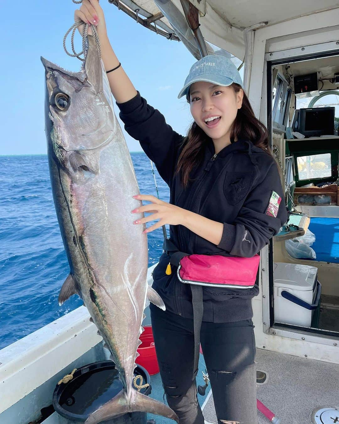 福井柑奈のインスタグラム：「in 沖縄🌺 釣りしてきたよん🎣  オジサンという魚が美味しくて 大好きだから釣りに行ったんだけど グルクンがたくさん釣れたので 船長とグルクン泳がせ釣りしたら マグロが釣れました🐟 しかも30mくらいのところで😳 なのでもちろん竿も電動ではありません🥹💪  グルクンは釣れたてをすぐ船上で 船長に捌いてもらったよ🤤 美味しいいい！  マグロ大きい🐟！重たい！ 楽しかった😆🩷🩷  #釣り #那覇 #沖縄 #🐟 #🎣 #釣りガール #釣り女子  #刺身 #釣れたて #沖縄釣り #那覇北マリーナ #グルクン #グルクン釣り #マグロ #マグロ釣り #イソマグロ  #fishing #fish #fishinglife #fishinggirl #girl #selfie #japan #foodporn #foodie #okinawa #japanesefood #instagood #love」