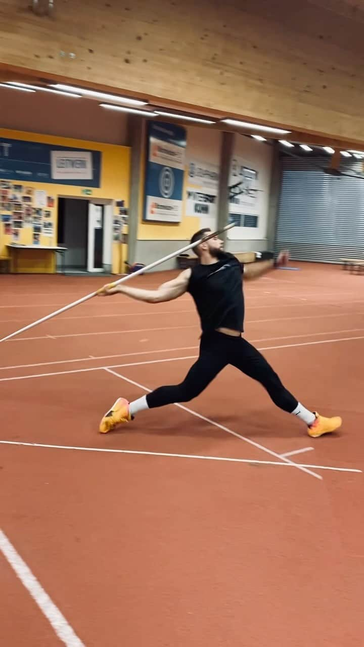 ヨハネス・ベターのインスタグラム：「week✌🏼🔋⚡️ #VetterWurf #mission100 #RoadToParis #startdreaming #neverstop #training #athlete #throwing #javelin #Speerwurf #trackandfield #gym #javelinthrow #leichtathletik #fit #athletics #fitnes #rocket #power #workout #weiterimmerweiter #heavy #work #hard #sport #cricket #baseball」