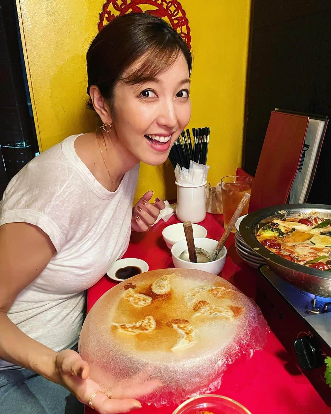 小澤陽子さんのインスタグラム写真 - (小澤陽子Instagram)「💻☕️  おしゃれな街で作業していると、 オシャレな格好をした人たちが沢山いて、 ふと見上げた時に、癒しに(そして勉強に)なる☺️🤍🤎👖  そしてご褒美に火鍋🔥🍲 餃子がすごいことになっていた🥟🪽  #この季節最高🥹 #おしゃれな街 #代官山 #先日の #ジャケットコーデ #デニムコーデ #スニーカーコーデ #シンプルコーデ   #妊娠中に見えない #マタニティコーデ  #火鍋 #おざよーfashion👗」10月25日 16時52分 - yoko.ozawa729