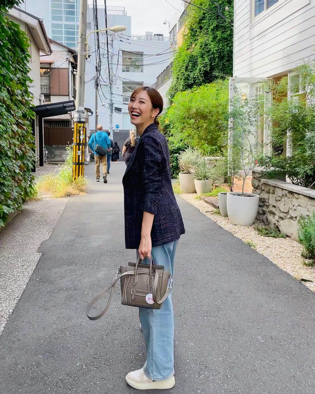 小澤陽子さんのインスタグラム写真 - (小澤陽子Instagram)「💻☕️  おしゃれな街で作業していると、 オシャレな格好をした人たちが沢山いて、 ふと見上げた時に、癒しに(そして勉強に)なる☺️🤍🤎👖  そしてご褒美に火鍋🔥🍲 餃子がすごいことになっていた🥟🪽  #この季節最高🥹 #おしゃれな街 #代官山 #先日の #ジャケットコーデ #デニムコーデ #スニーカーコーデ #シンプルコーデ   #妊娠中に見えない #マタニティコーデ  #火鍋 #おざよーfashion👗」10月25日 16時52分 - yoko.ozawa729