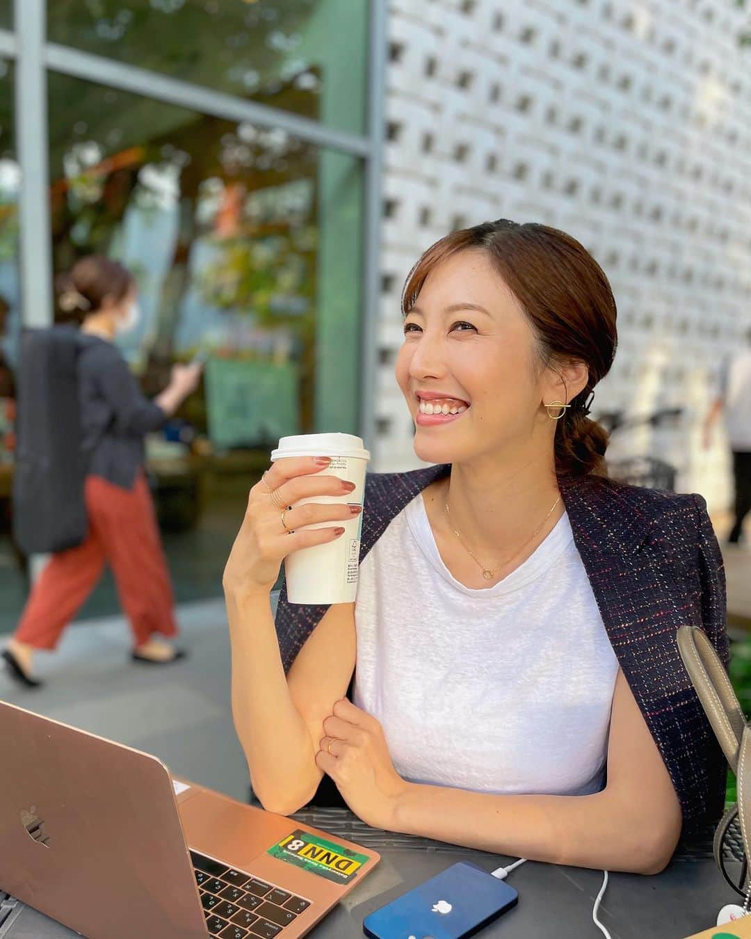 小澤陽子のインスタグラム：「💻☕️  おしゃれな街で作業していると、 オシャレな格好をした人たちが沢山いて、 ふと見上げた時に、癒しに(そして勉強に)なる☺️🤍🤎👖  そしてご褒美に火鍋🔥🍲 餃子がすごいことになっていた🥟🪽  #この季節最高🥹 #おしゃれな街 #代官山 #先日の #ジャケットコーデ #デニムコーデ #スニーカーコーデ #シンプルコーデ   #妊娠中に見えない #マタニティコーデ  #火鍋 #おざよーfashion👗」