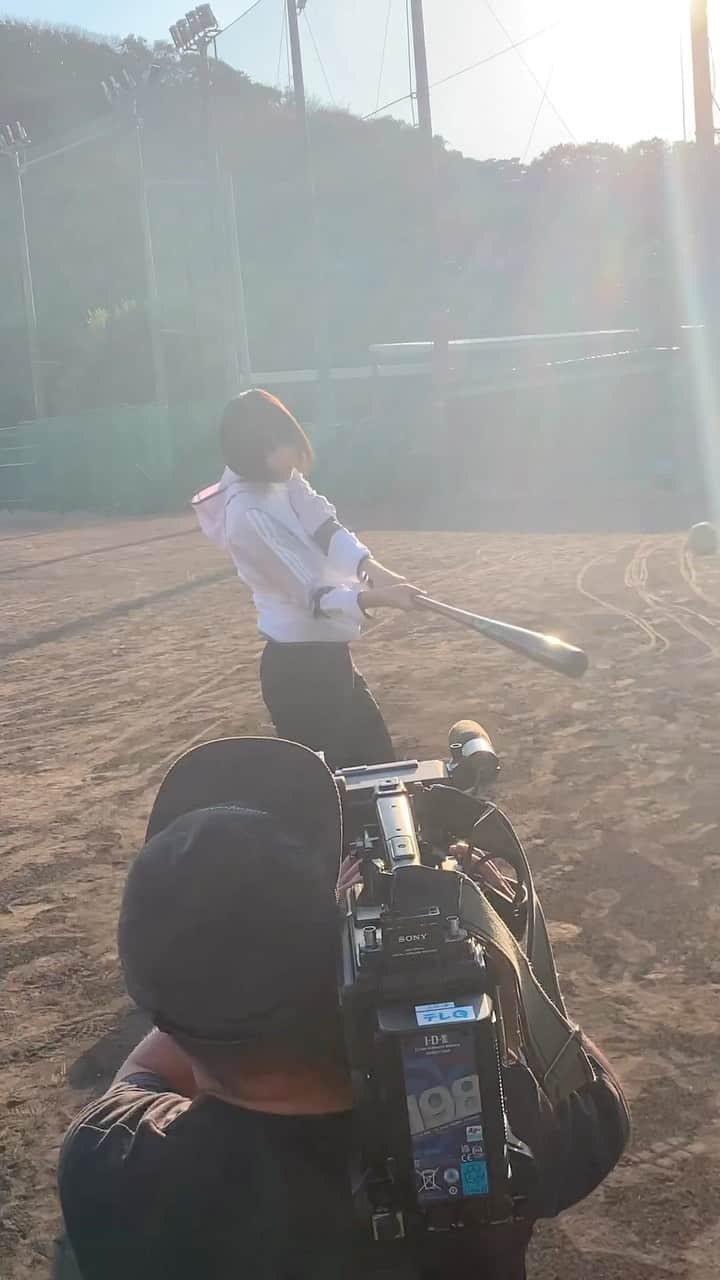 新谷あやかのインスタグラム：「・  今日はテレQ『ファンスポ』のロケ⚾️  Tバッティングやらせてもらいました✨😊 野球部の皆さんありがとうございました🥰  ・  引き続き木村仁選手に密着取材させて貰います！！  ・  #野球好き #九州共立大学  #野球部 #野球女子」