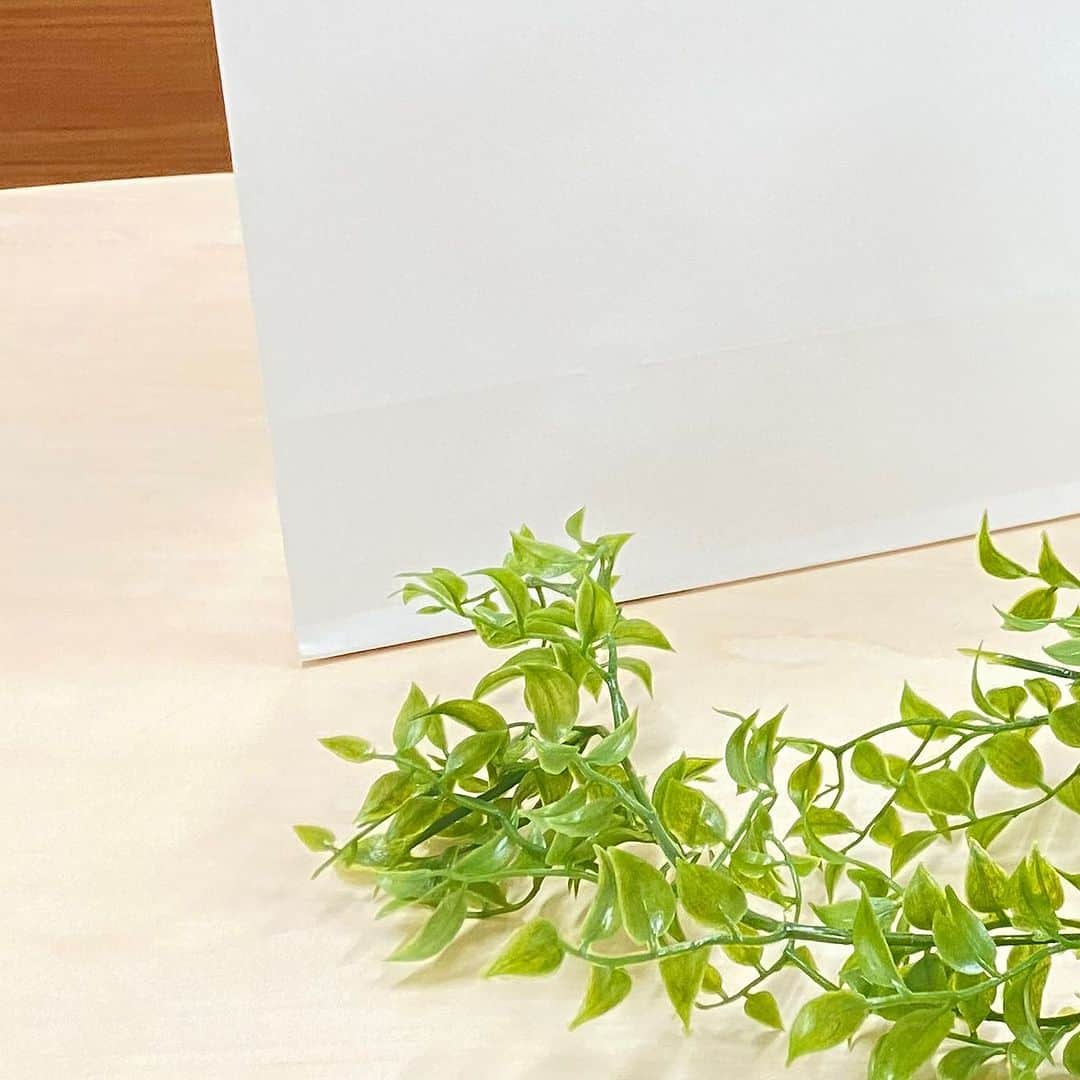 KURAWANKA Officialのインスタグラム：「🌿KURAWANKA ORIGINAL SHOPPER 🌿  いつもKURAWANKAをご愛顧頂きましてありがとうございます。  ついに、KURAWANKAのオリジナルショッパーを作りました！！  やっと、、です！！  今までも作るタイミングはあったのですが、数をすごく作らないといけなかったのとデザインなどこねくりまわし考えすぎてしまって作れずにいました。  結局、ものすごくシンプルなショッパーにしましたw！！  納品日が決まってからとても楽しみにしていて、KURAWANKAでお買い物してくださった方を街で見れるなんて😭❤️  見かけるたびにお礼を言います！（心の中で）  有料にはなりますが今までと変わらず 10円でご利用いただけますので、是非ご利用くださいませ。  ※サイズによっては無地のショッパーになる場合がございます。  #KURAWANKA」