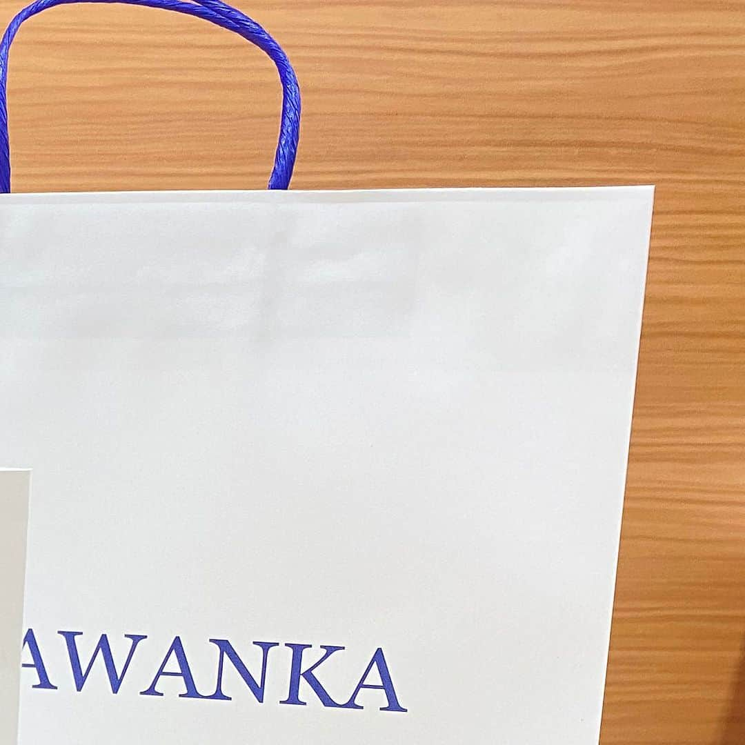 KURAWANKA Officialさんのインスタグラム写真 - (KURAWANKA OfficialInstagram)「🌿KURAWANKA ORIGINAL SHOPPER 🌿  いつもKURAWANKAをご愛顧頂きましてありがとうございます。  ついに、KURAWANKAのオリジナルショッパーを作りました！！  やっと、、です！！  今までも作るタイミングはあったのですが、数をすごく作らないといけなかったのとデザインなどこねくりまわし考えすぎてしまって作れずにいました。  結局、ものすごくシンプルなショッパーにしましたw！！  納品日が決まってからとても楽しみにしていて、KURAWANKAでお買い物してくださった方を街で見れるなんて😭❤️  見かけるたびにお礼を言います！（心の中で）  有料にはなりますが今までと変わらず 10円でご利用いただけますので、是非ご利用くださいませ。  ※サイズによっては無地のショッパーになる場合がございます。  #KURAWANKA」10月25日 16時55分 - kurawankajapan