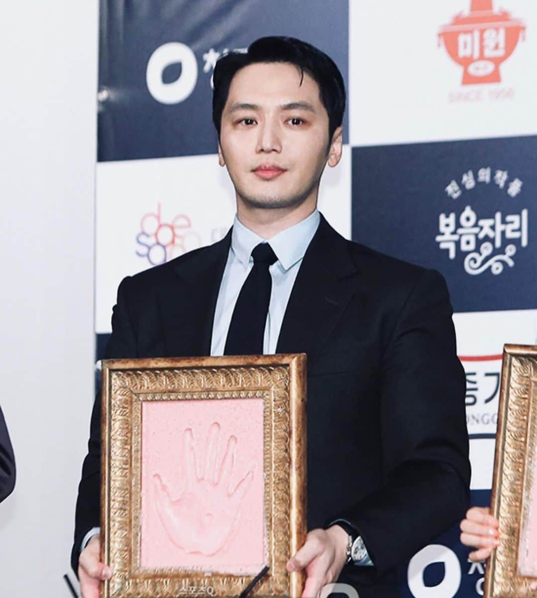 ピョン・ヨハンのインスタグラム：「청룡영화제 핸드프린팅 행사.  기자님들 감사합니다.  모두 축하드립니다.  김동휘, 김혜윤 축하. 사진없음.🤎」