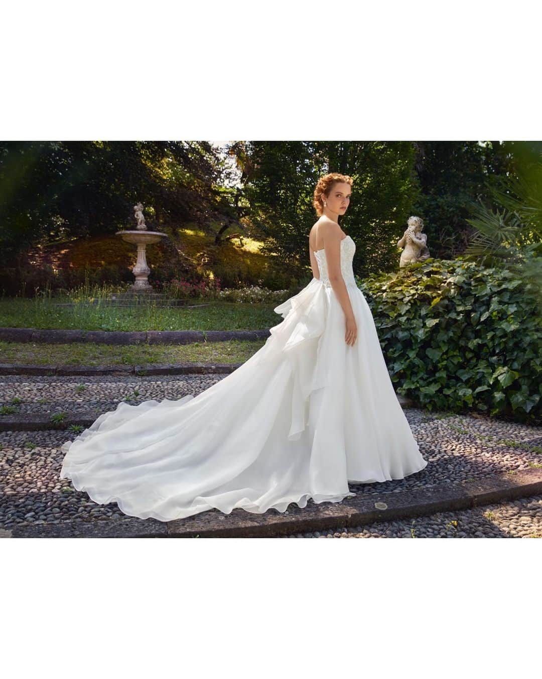 NOVARESE Dress Officialのインスタグラム：「⁡ レースのビスチェとシルク・オーガンジーのスカートを合わせたドレスです ドラマチックな長さ、トレーンが印象的です ⁡ お問い合わせ、試着予約は、お近くのノバレーゼまで ⁡ Dress: EPNV92 (Novarese) @novaresewedding  ⁡ #ノバレーゼウエディング #ノバレーゼ #ノバレーゼドレス #プレ花嫁 #東京花嫁 #関西花嫁 #名古屋花嫁 #広島花嫁 #福岡花嫁 #ウエディングドレス #ノバレーゼ花嫁 #novaresewedding #novarese #novareseexclusive」