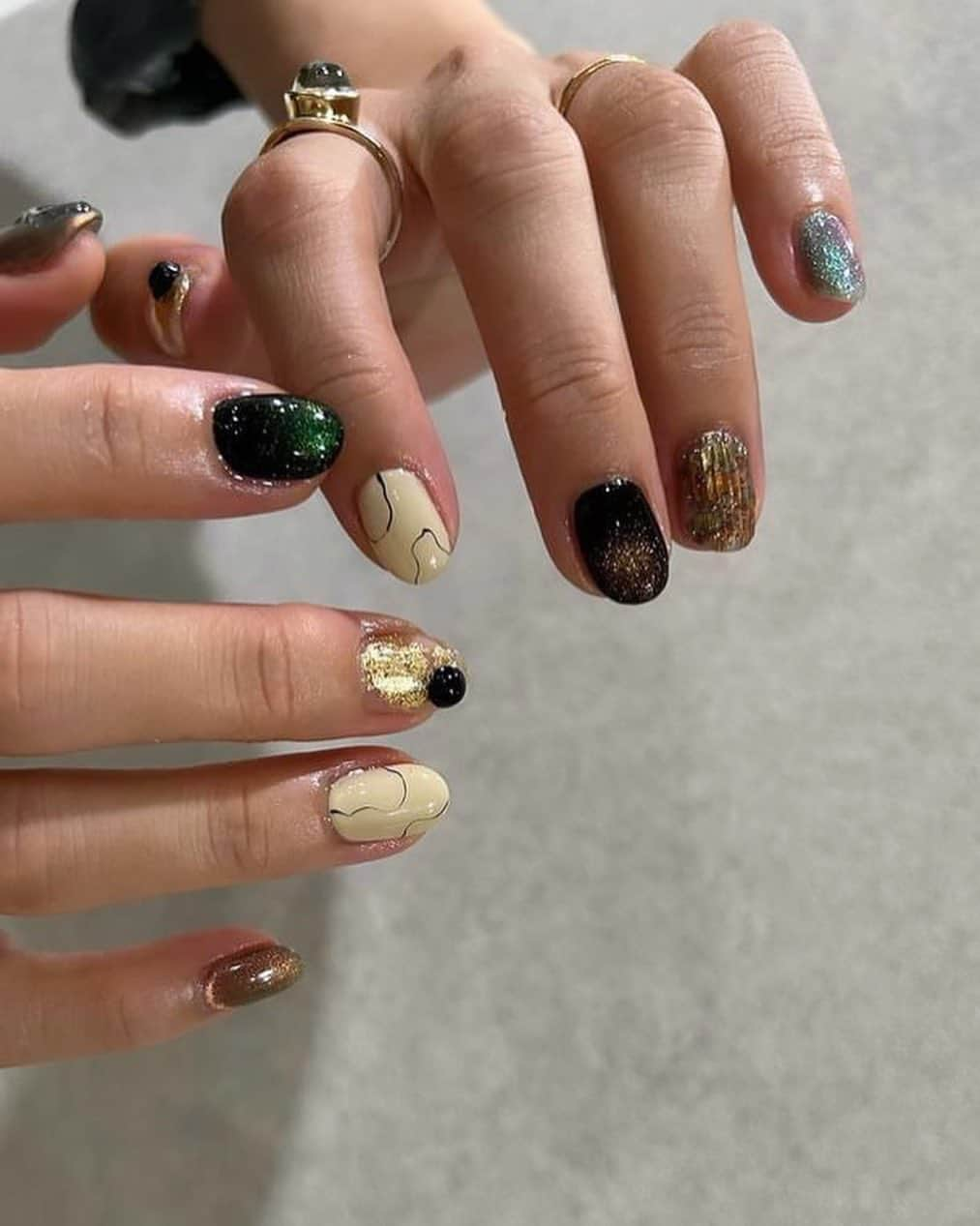 野村仁美のインスタグラム：「NEW NAIL @inthink_pinano ⚪️⚫️  いつも色味の雰囲気だけ伝えて お任せしてます🦫  秋色可愛い〜！ 素敵に仕上げてくれてありがとう~！  今回は @inthink のAutumnキャンペーンネイル のアレンジ🌄  #inthink #nail」