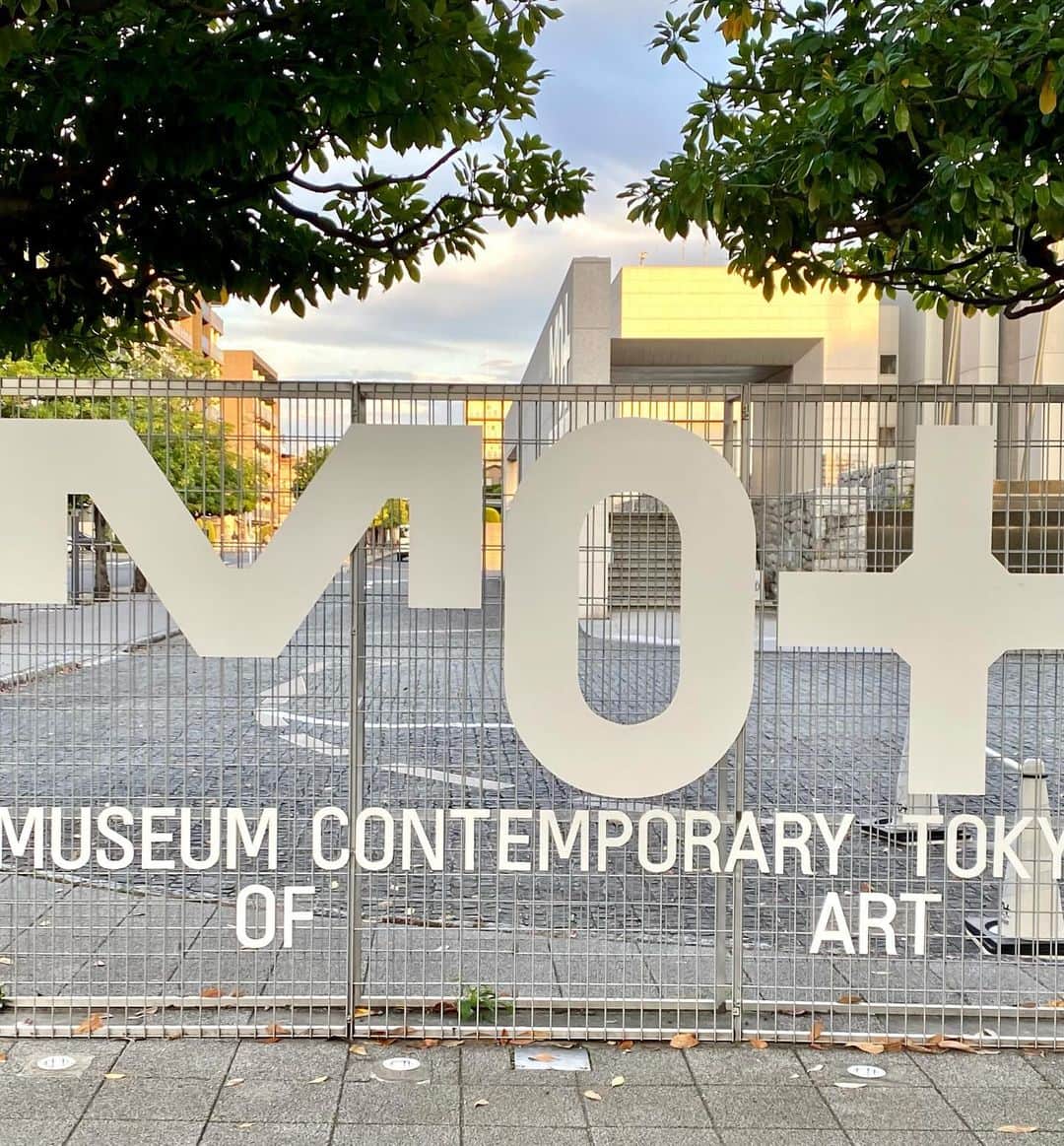 江口寿史さんのインスタグラム写真 - (江口寿史Instagram)「東京都現代美術館でやってる「デイヴィッド・ホックニー展」 最終日の11月5日までもう行ける日がなさそうなので、駆け込みでガフガフと行ってきた！入口で、観てきた帰りの伊藤桂司さん(@keijiitokeijiito )にバッタリ。また飲みましょーと言って別れたあと、じっくり見てまわると、あわよくばハシゴしようと目論んでいた上野の横尾忠則 「寒山百得展」に間に合う時間ではなくなっていた。でもまあ、ここでやっていた特集展示の横尾さんは見れたし、行ってよかったわあ。」10月25日 16時58分 - egutihisasi