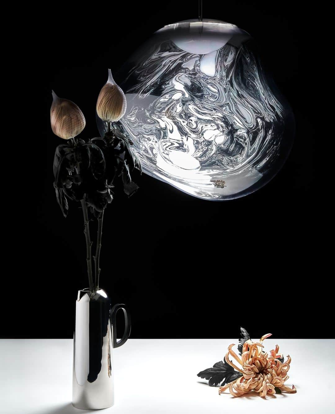 トム ディクソンのインスタグラム：「'Extensive research has demonstrated that good lighting practices will improve your mood and inspire you to work and relax more effectively.’⁠ - Tom Dixon. ⁠ ⁠ MELT has the power to instantaneously transform any room, casting shadows and weaving mesmerizing effects. ⁠」