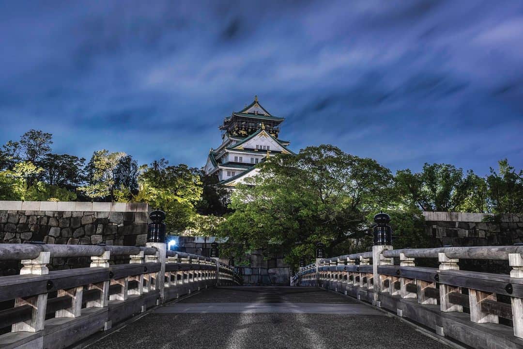 関西電力株式会社さんのインスタグラム写真 - (関西電力株式会社Instagram)「＼夜にそびえたつ天守閣🏯／  今回は、大阪の夜に凛とそびえたつ大阪城の「天守閣」をパシャリ📸  豊臣秀吉が築いたことでも有名な大阪城は、1665年に落雷で天守閣が焼失し、その後は天守閣のない城として存続していましたが、1931年に市民からの寄付金等を募り、大阪城天守閣は266年ぶりに地上55メートル、5層8階の壮大な建造物として蘇りました👀 1945年の大阪大空襲では、二番櫓(やぐら)・三番櫓が焼失する等大きな被害がありましたが、復興した天守閣は健在であり、大阪の象徴として今もそびえたっています🏯  最上層の屋根の鯱（しゃちほこ）をはじめ、いたるところに施された黄金の装飾が燦然と輝き、天下を統一した秀吉の栄華をしのばせています✨  今回の写真は、天守閣の北側に位置する「極楽橋」から撮影しました🌉  みなさんオススメの関西のスポットがあれば、コメントで教えてください！  #関西電力 #灯りフォト部  #大阪城 #大阪 #大阪城公園 #osaka #osakacastle #日本の絶景 #日本の景色 #関西旅行 #関西観光 #関西の旅  #写真好きな人と繋がりたい #カメラ好きな人と繋がりたい」10月25日 17時00分 - kanden.jp