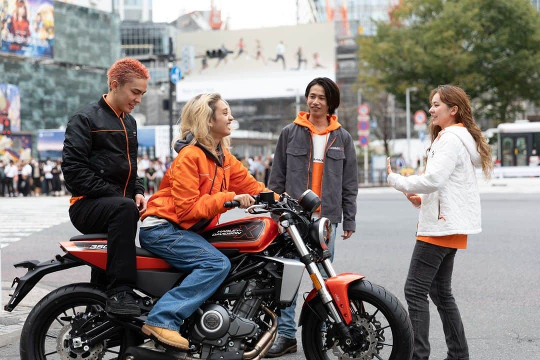 Harley-Davidson Japanさんのインスタグラム写真 - (Harley-Davidson JapanInstagram)「X350とX500、原宿で日本最速展示中。  10/29まで開催の「HARLEY-DAVIDSON X™ Café」で、トラッカースタイルのX350と、アメリカンロードスタースタイルのX500に、ぜひ跨ってみてください。会場では限定スイーツやドリンクを楽しみながら、最新アパレルやスペシャルなタンクアートなどもご覧いただけます。  会場でアンケートに回答するとその場でハーレーアパレルなどが当たる抽選会のほか、10/27(金)19:00～平嶋夏海さんを迎えてのトークショー、10/28(土)には“HARLEY-WEEN”パーティーも開催。日本最速の機会へ、ぜひご来場ください。  ■会  場：東京都渋谷区神宮前6-35-6 jing原宿 （JR原宿駅徒歩2分）  ■期  間：各日11:00-21:00（フード・ドリンクをご提供できる時間は日程によって異なります。下記をご参照ください）  【あす以降のフード・ドリンク提供時間】	 10月26日（木）　12:00-18:00 10月27日（金）　12:00-21:00 ※この日はタレント平嶋夏海さんを招いたトークショーを19時から開催 10月28日（土）　11:00-21:00  ※この日は仮装またはハーレーアパレル着用の来店で200円OFFになる“HARLEY-WEEN”パーティーも開催！ 10月29日（日）　11:00-19:30  https://www.h-d.com/jp/ja/motorcycles/h-d-x.html  #HarleyDavidson #ハーレーダビッドソン #UnitedWeRide #X350 #X500」10月25日 17時00分 - harleydavidsonjapan