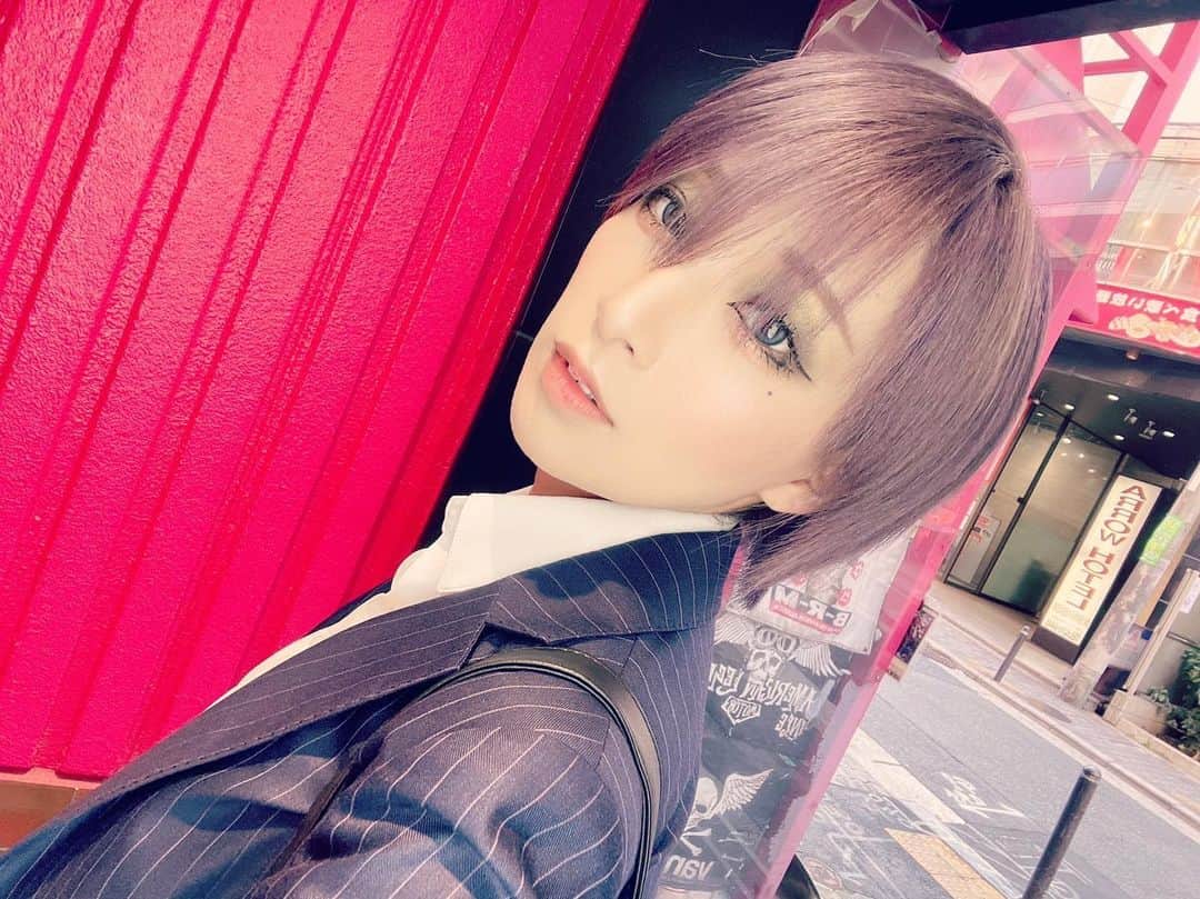 のインスタグラム：「自分が信じたいものを信じる。 裏切られても、それを選んだ自分が間違ってただけ。 誰かのせい、何かのせい、 自分以外のせい，の方が楽だから選んじゃうよね。 他責にしないって難しいよね。 でも自責にしてみて、 ふわって気持ちが楽になったよ じゃあこうしよ、って前向けたよ。 やってみてね」