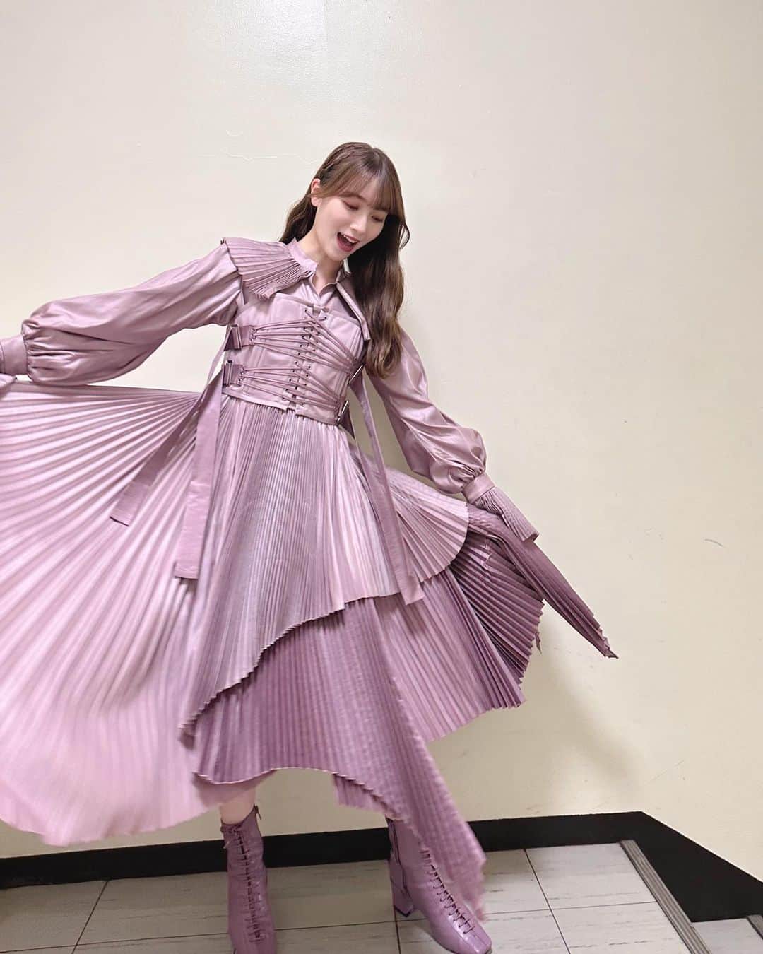 守屋麗奈さんのインスタグラム写真 - (守屋麗奈Instagram)「♡ うたコンに出演させていただきました🎻  ご覧いただきありがとうございます。  石川ひとみさんとコラボさせていただきました☺︎ 『まちぶせ』を踊らせていただけてとても嬉しかったです。  承認欲求も披露させていただきました。  ありがとうございました…♡  そして、久しぶりに着たアニラ衣装👗 お袖のひらひら、スカートの広がりがとっても好き🫶🏻  #櫻坂46  #sakurazaka46  #renagram  #うたコン #衣装 #承認欲求 #まちぶせ #衣装お気に入り #ラプンツェル衣装って呼んでるよ」10月25日 17時02分 - rena_moriya_official