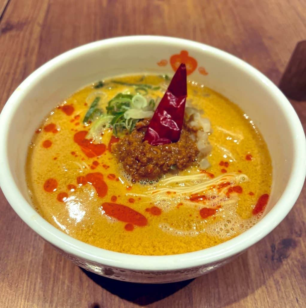 かないみかさんのインスタグラム写真 - (かないみかInstagram)「仕事終わり、大人っぽく1人で担々麺♥️ 心が癒される♥️♥️♥️」10月25日 17時13分 - kanaimika3018