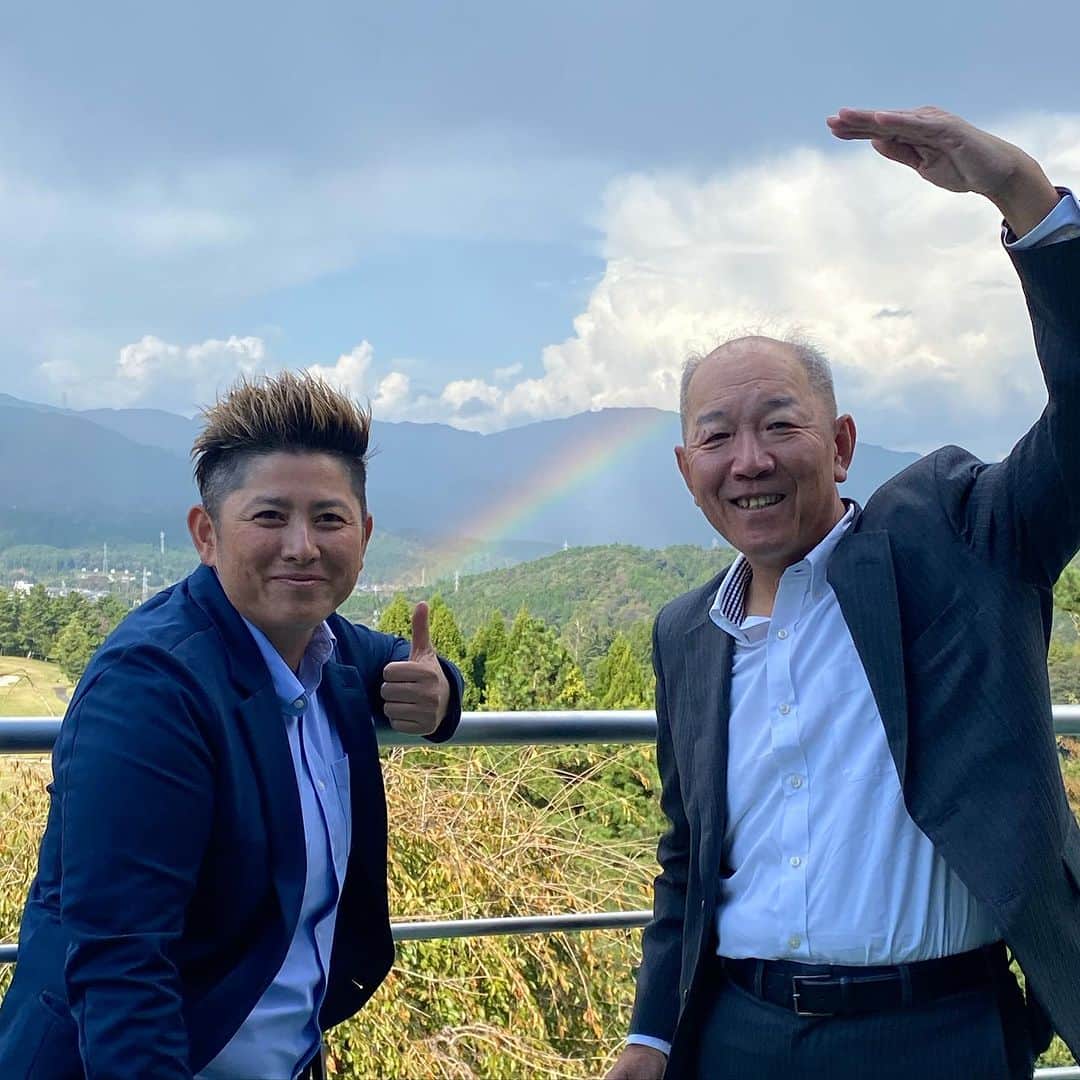 天沼知恵子のインスタグラム：「10回エムオー会プロアマ大会へ 行ってきました！！^_^  🌈虹🌈が出ました！ 鹿🦌も出ました！  沢山のプロに協力いただきながらお客様に喜んで頂きました！！ ありがとうございました😊  天沼のスポンサーして頂いている #アミカ 金森社長と^_^  今年は業務用スーパーアミカ富士店オープン！  もうすぐ沼津店も。  地元御殿場にどんどん近づいてきてます！！^_^ 嬉しい☺️☺️☺️  #アミカ #スポンサー契約 #業務用スーパー #オンラインで家庭でも注文可能 #美味しい商品いっぱい」