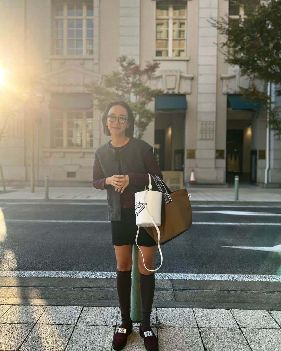村上沙織さんのインスタグラム写真 - (村上沙織Instagram)「今日の私は @setsuko_sagittaire  サジテール5周年おめでとうコーディネートです♡ 本革cityのbagが主役。  ネイビー✖️ボルドーのシックな色合わせにwhiteのbagが差し色。 このユニクロのニットスカートはrosyのオフィスでブームです。 どうやらモテモテスカートらしく、デートスタイルにお悩みの方はこのニットスカートを是非買ってください。 これにrosyのブラウス合わせが最高らしい♡♡  #uniqlo #ユニクロ#sagittaire #サジテール#rosymonster#ootrosy」10月25日 17時13分 - rosysaorimonster