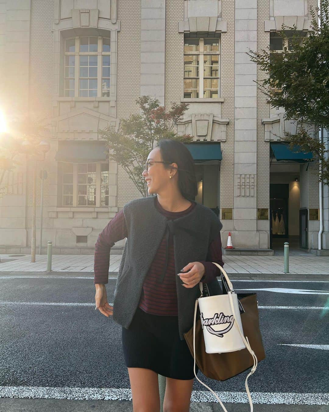 村上沙織さんのインスタグラム写真 - (村上沙織Instagram)「今日の私は @setsuko_sagittaire  サジテール5周年おめでとうコーディネートです♡ 本革cityのbagが主役。  ネイビー✖️ボルドーのシックな色合わせにwhiteのbagが差し色。 このユニクロのニットスカートはrosyのオフィスでブームです。 どうやらモテモテスカートらしく、デートスタイルにお悩みの方はこのニットスカートを是非買ってください。 これにrosyのブラウス合わせが最高らしい♡♡  #uniqlo #ユニクロ#sagittaire #サジテール#rosymonster#ootrosy」10月25日 17時13分 - rosysaorimonster